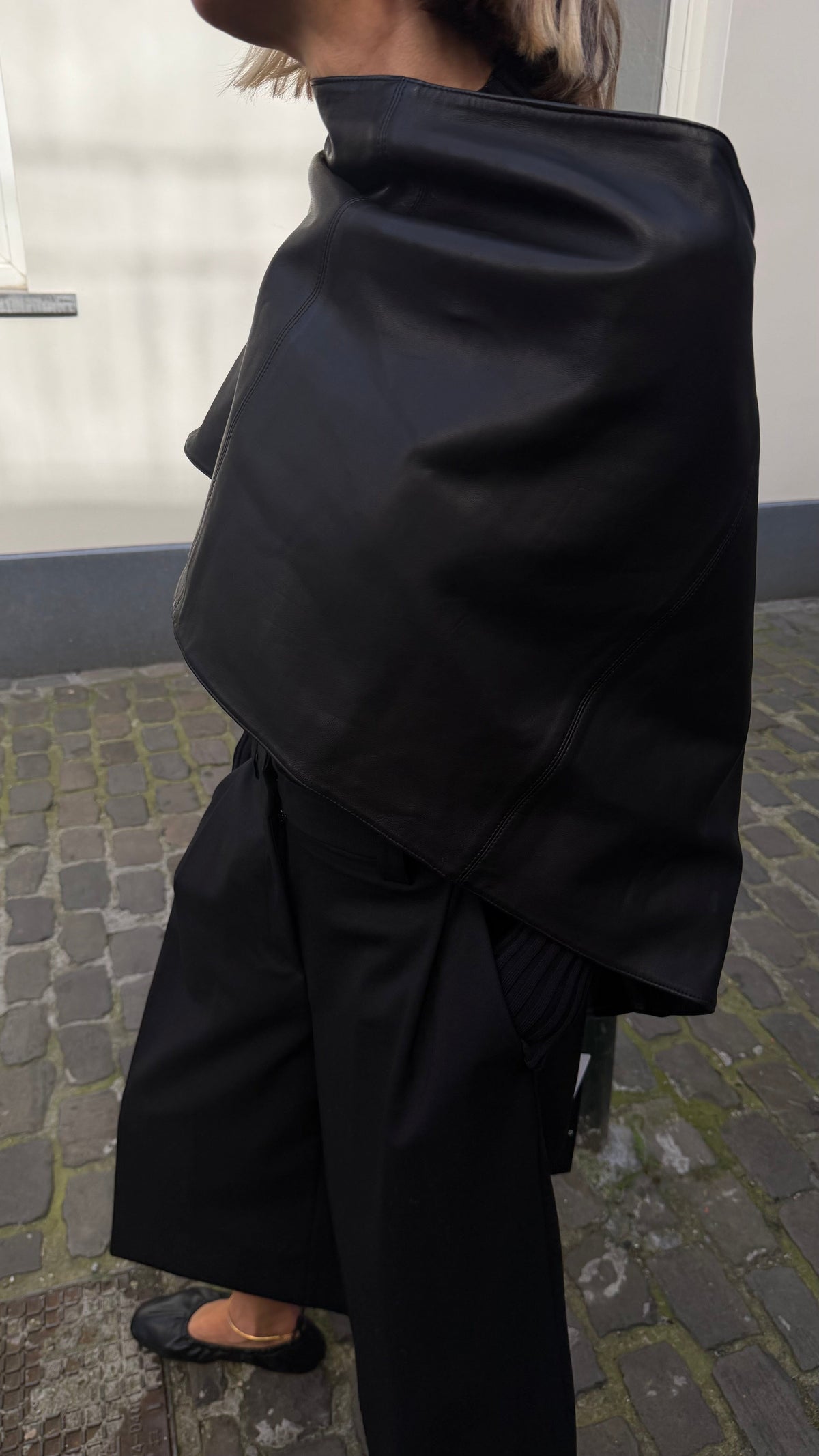 BIG LEATHER SCARF IN BLACK ACCESSORIES HERSKIND