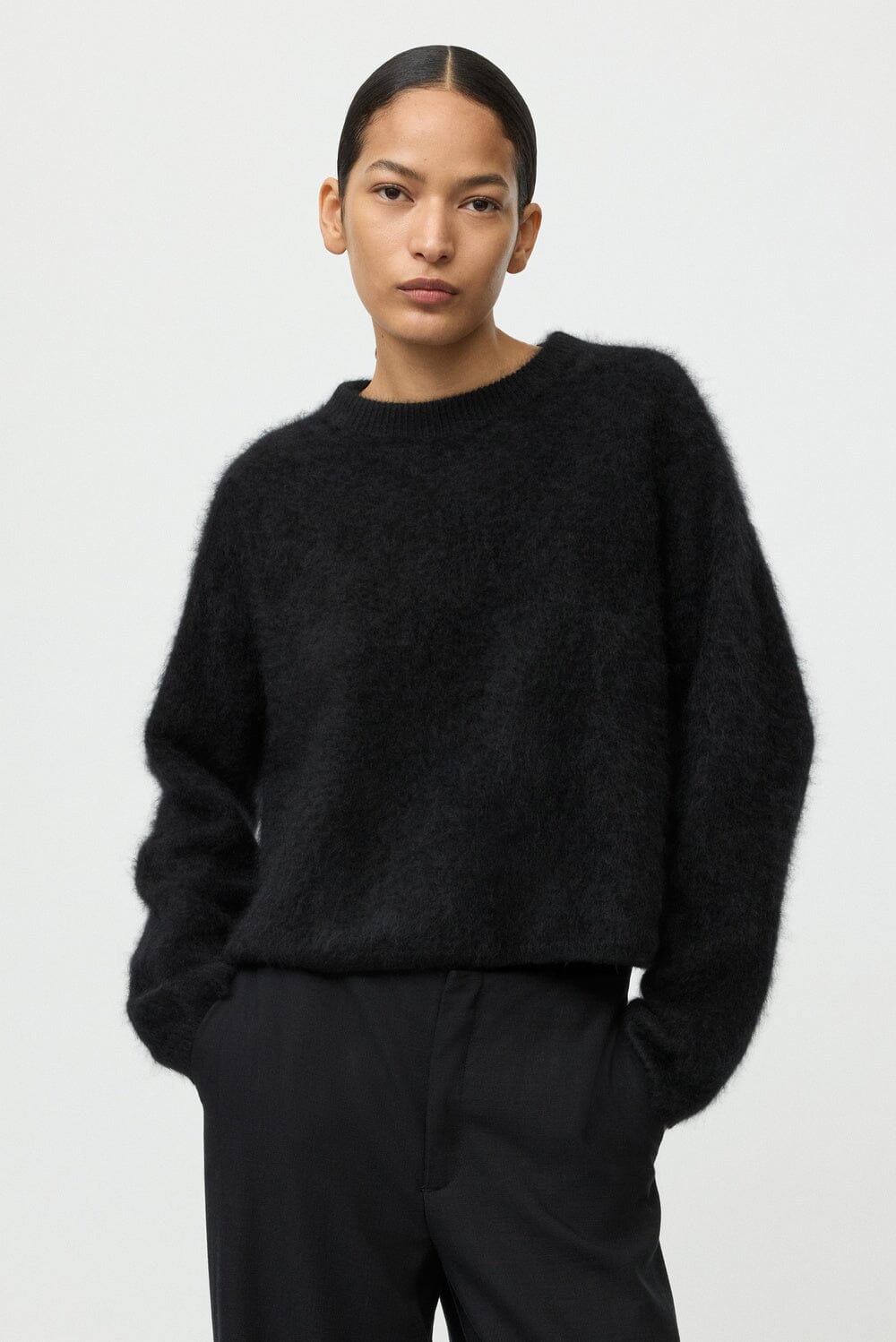 BRUSHED CREWNECK IN BLACK KNIT SOFT GOAT