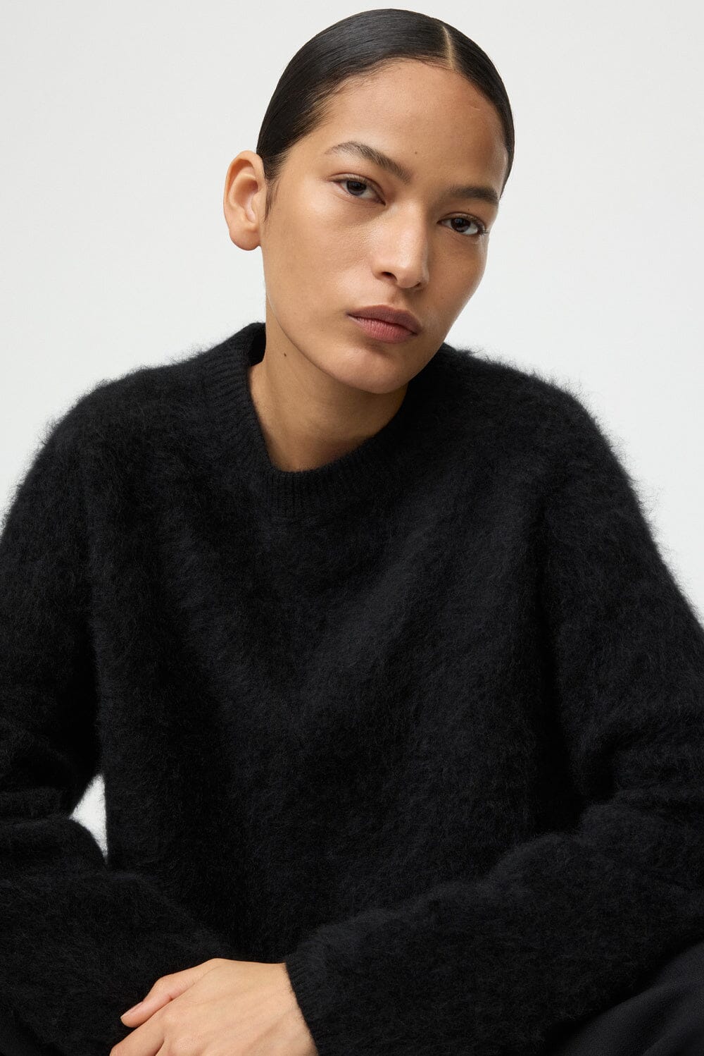 BRUSHED CREWNECK IN BLACK KNIT SOFT GOAT