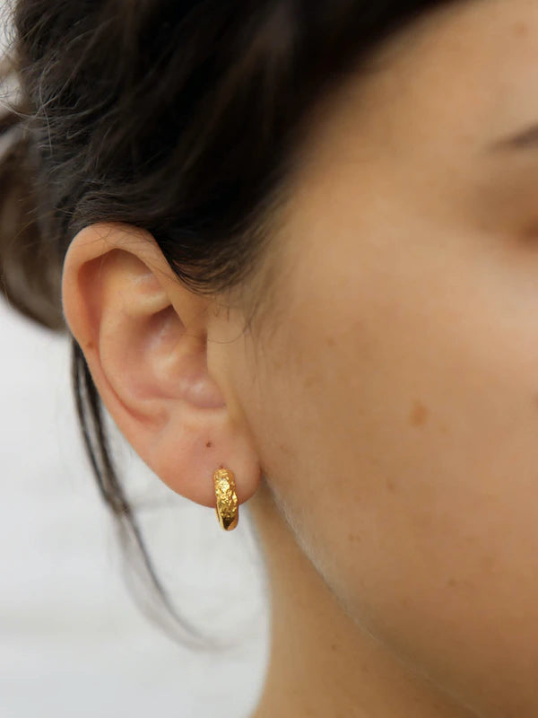 AXTON 11 HUGGIE IN GOLD EARRING MARIA BLACK