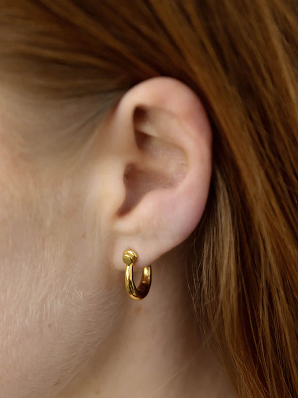 MALIK 8 HUGGIE IN GOLD EARRING MARIA BLACK