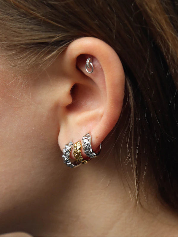 HOT LIPS 8MM HUGGIE EARRING MARIA BLACK