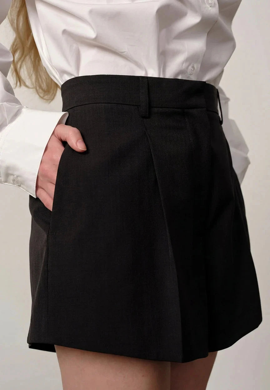 RUNI SHORTS IN BLACK SHORT HERSKIND