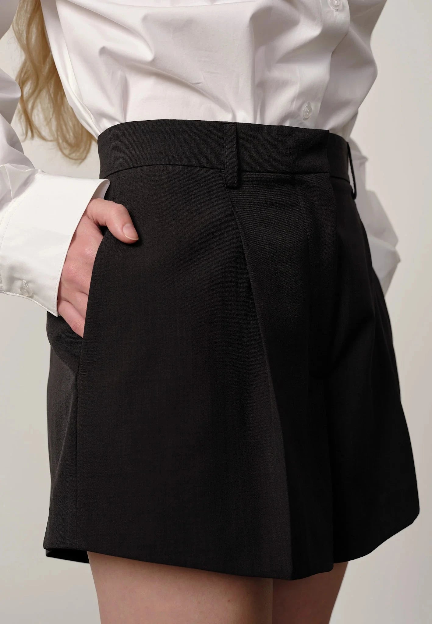 RUNI SHORTS IN IRON SHORT HERSKIND