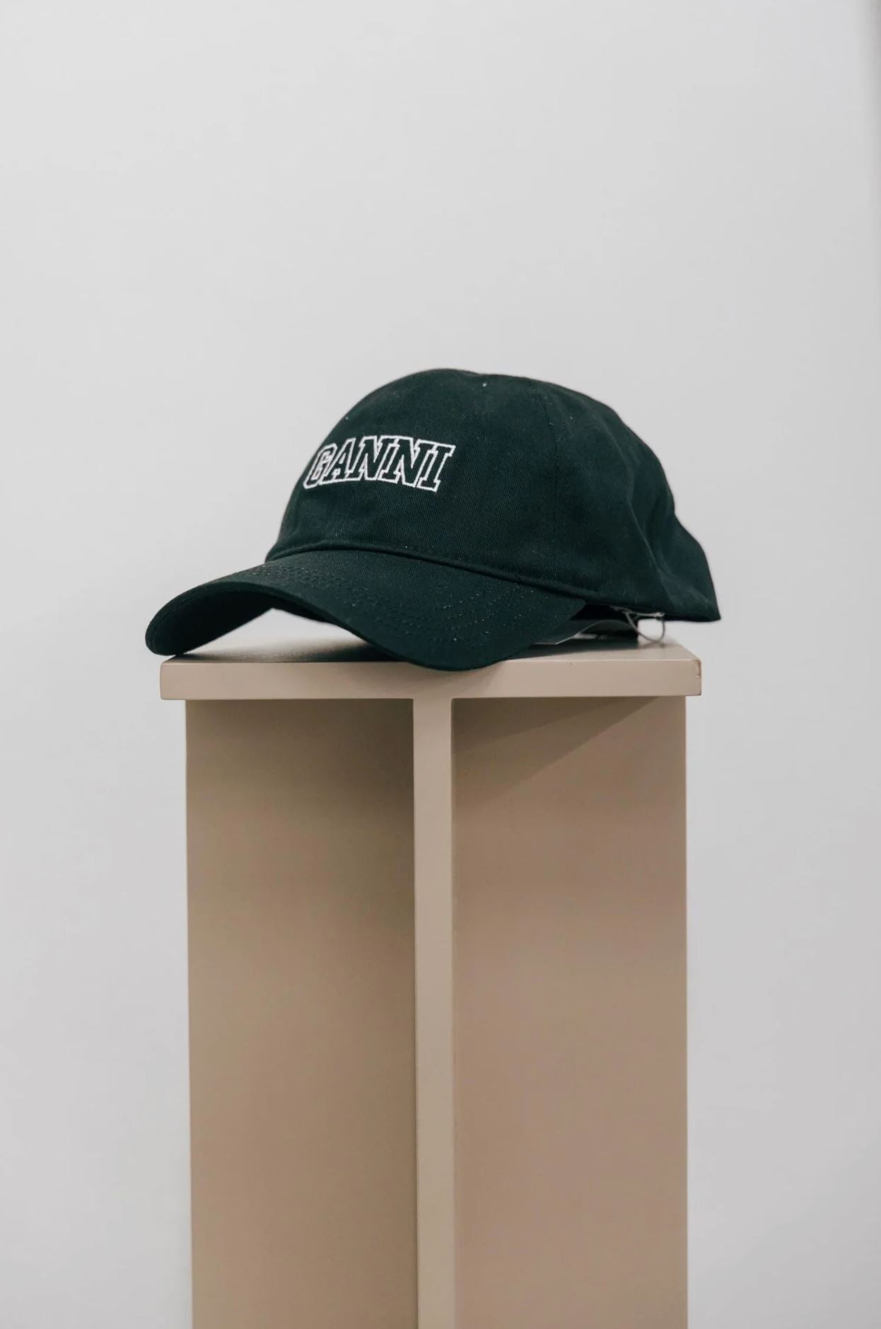 GANNI SIGNATURE LOGO CAP – KURE