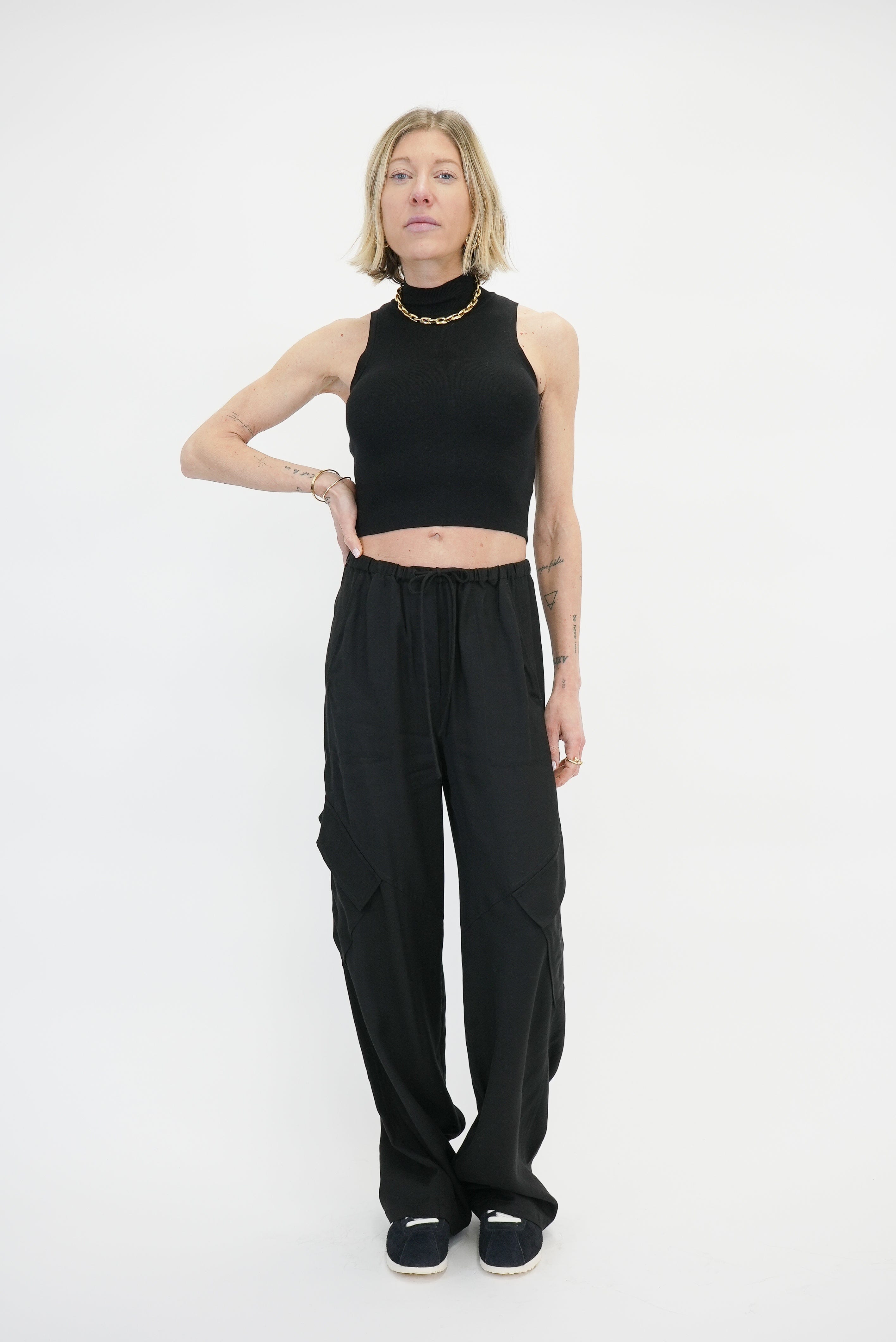 KAYLA SLEEVELESS KNITTED KNIT IN BLACK TOP KURE