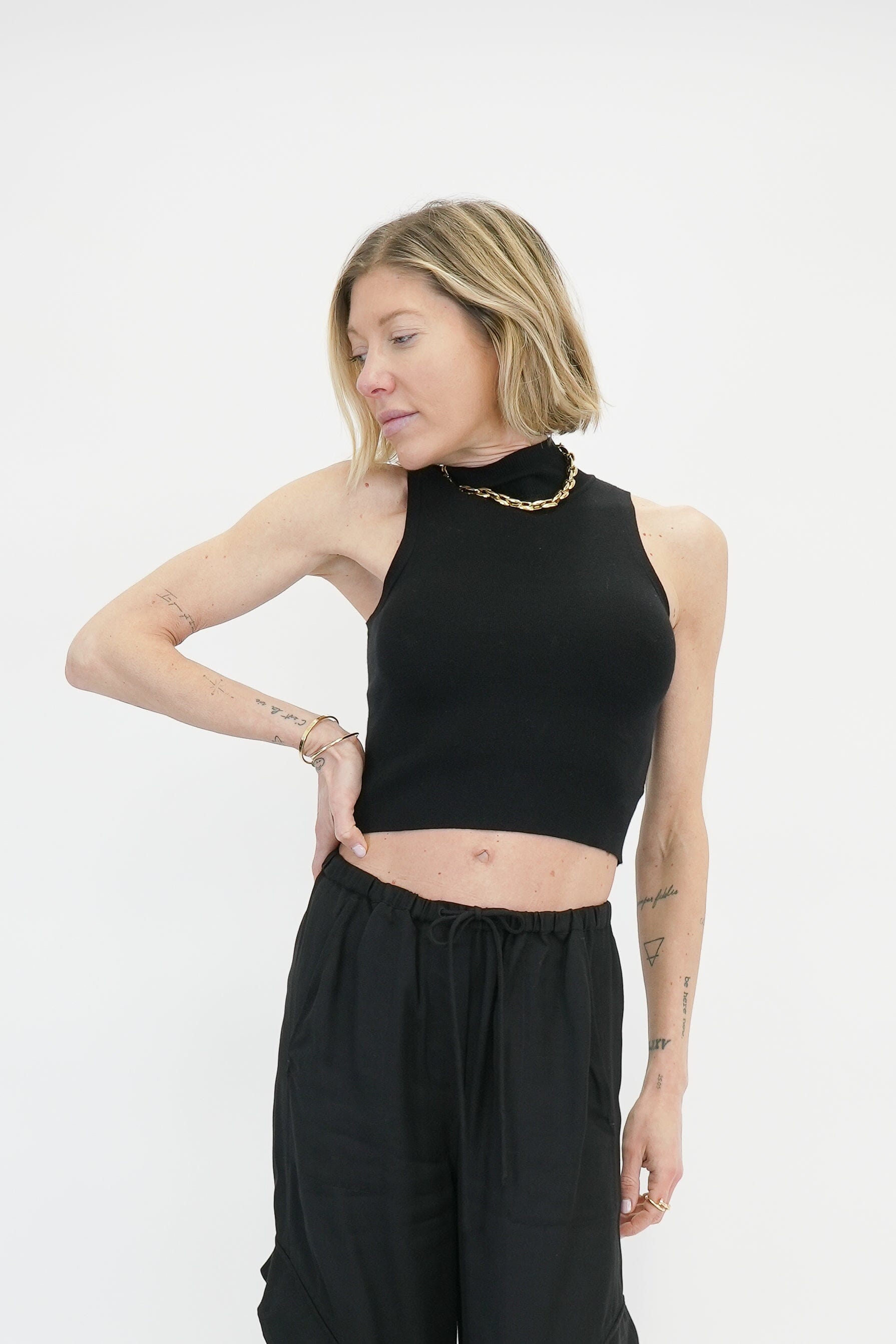 KAYLA SLEEVELESS KNITTED KNIT IN BLACK TOP KURE