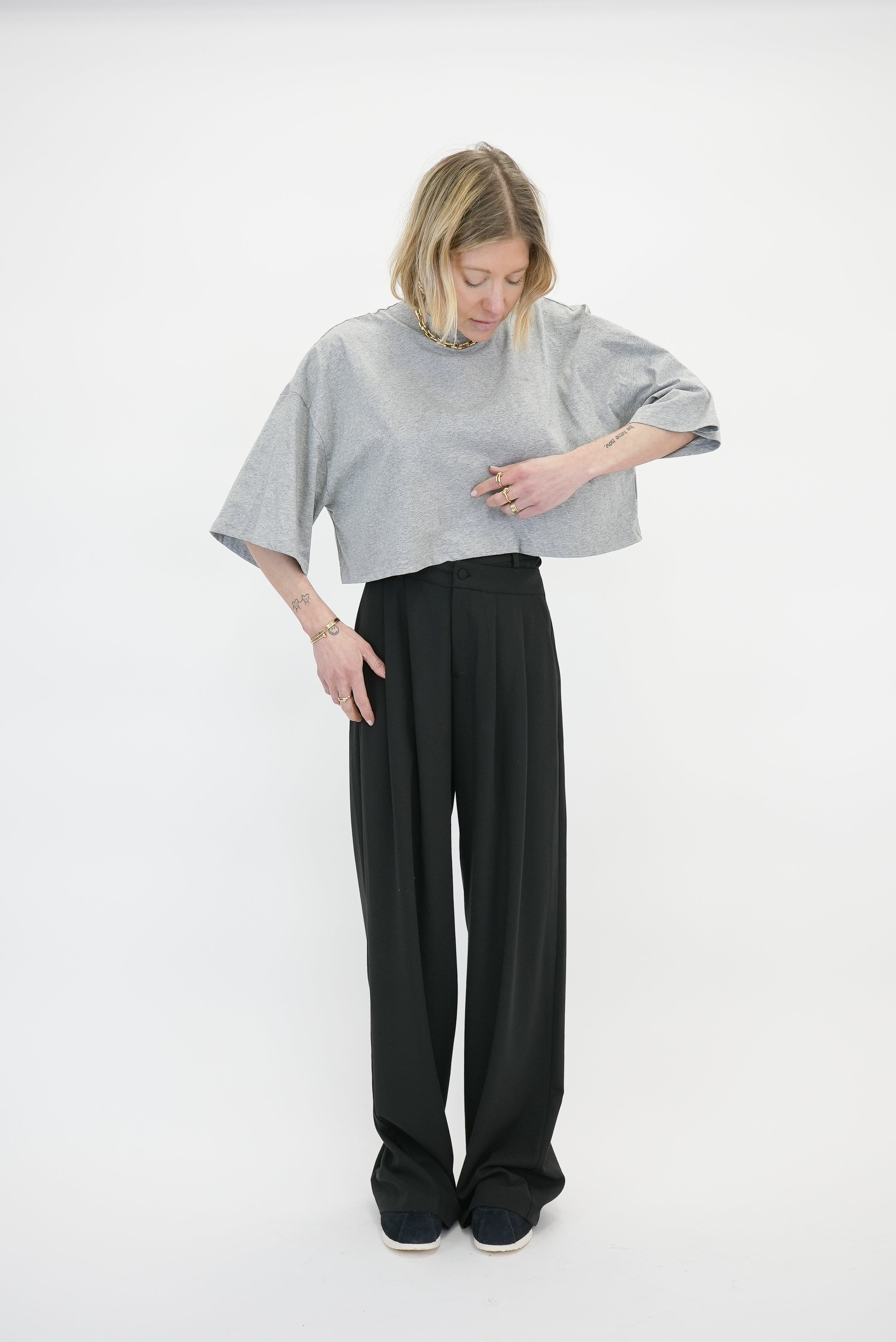 TOBIAS CROPPED TEE IN GREY TEE KURE
