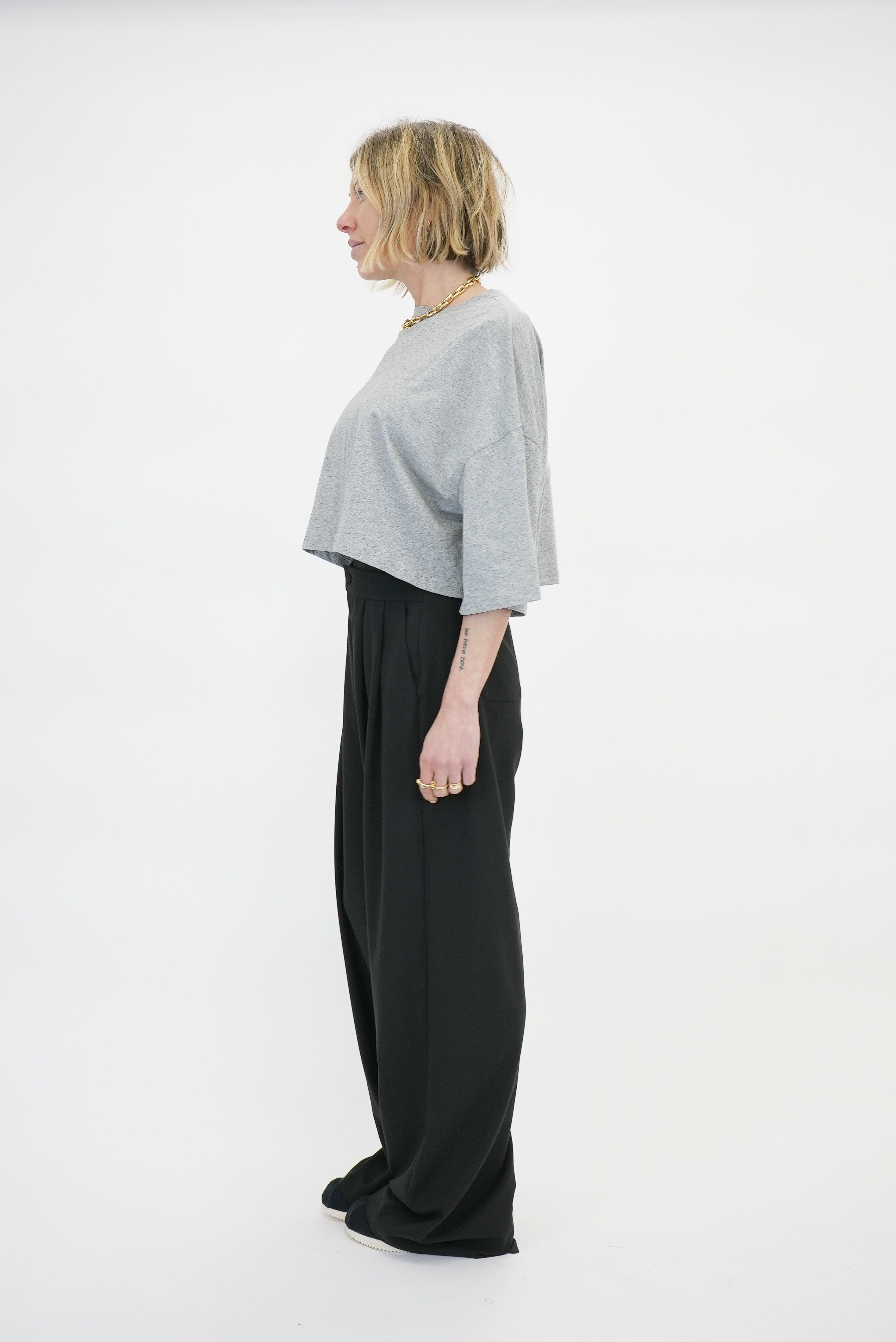 TOBIAS CROPPED TEE IN GREY TEE KURE