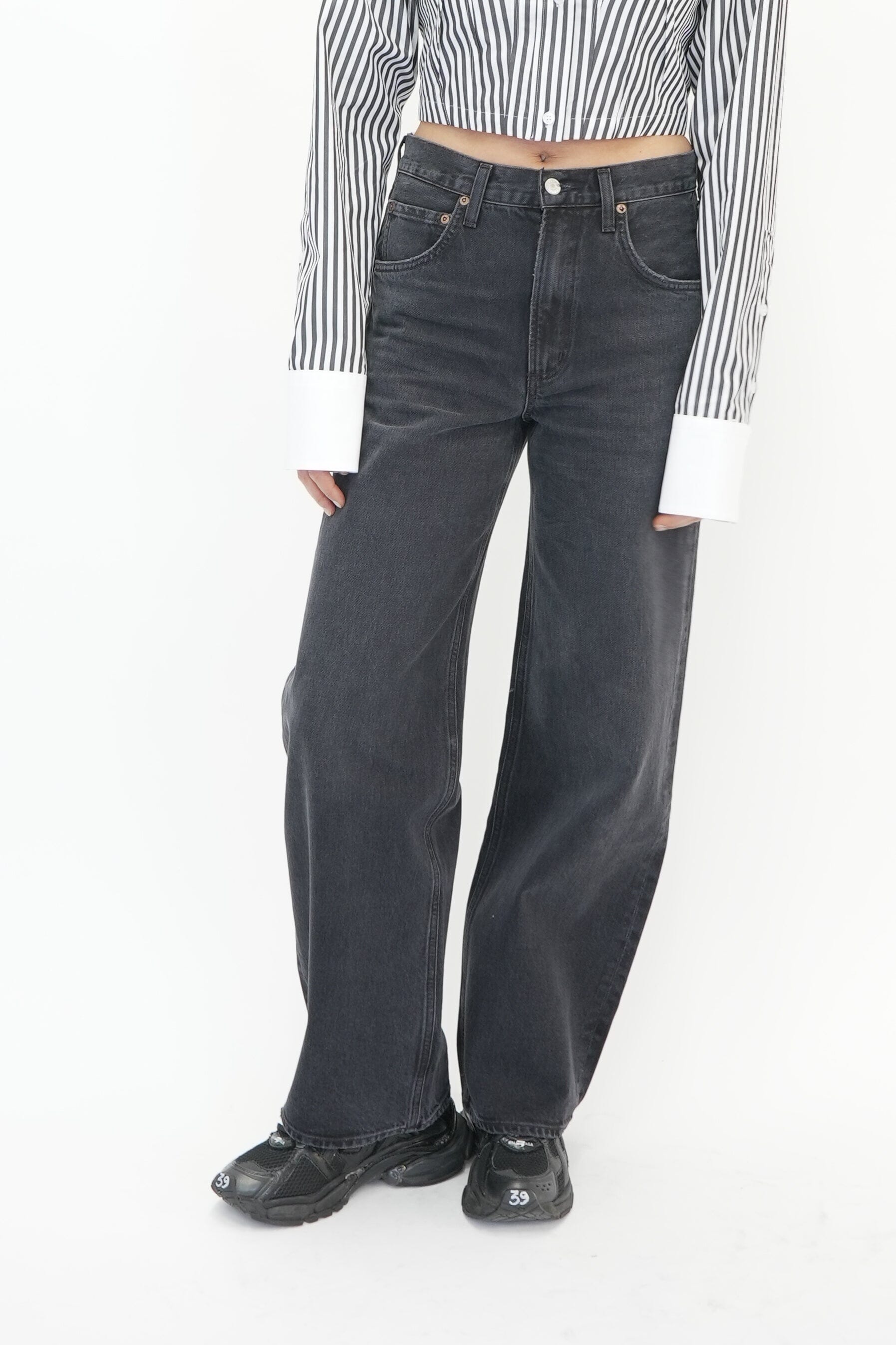 LOW CURVE JEAN IN BLACK TAR JEAN AGOLDE