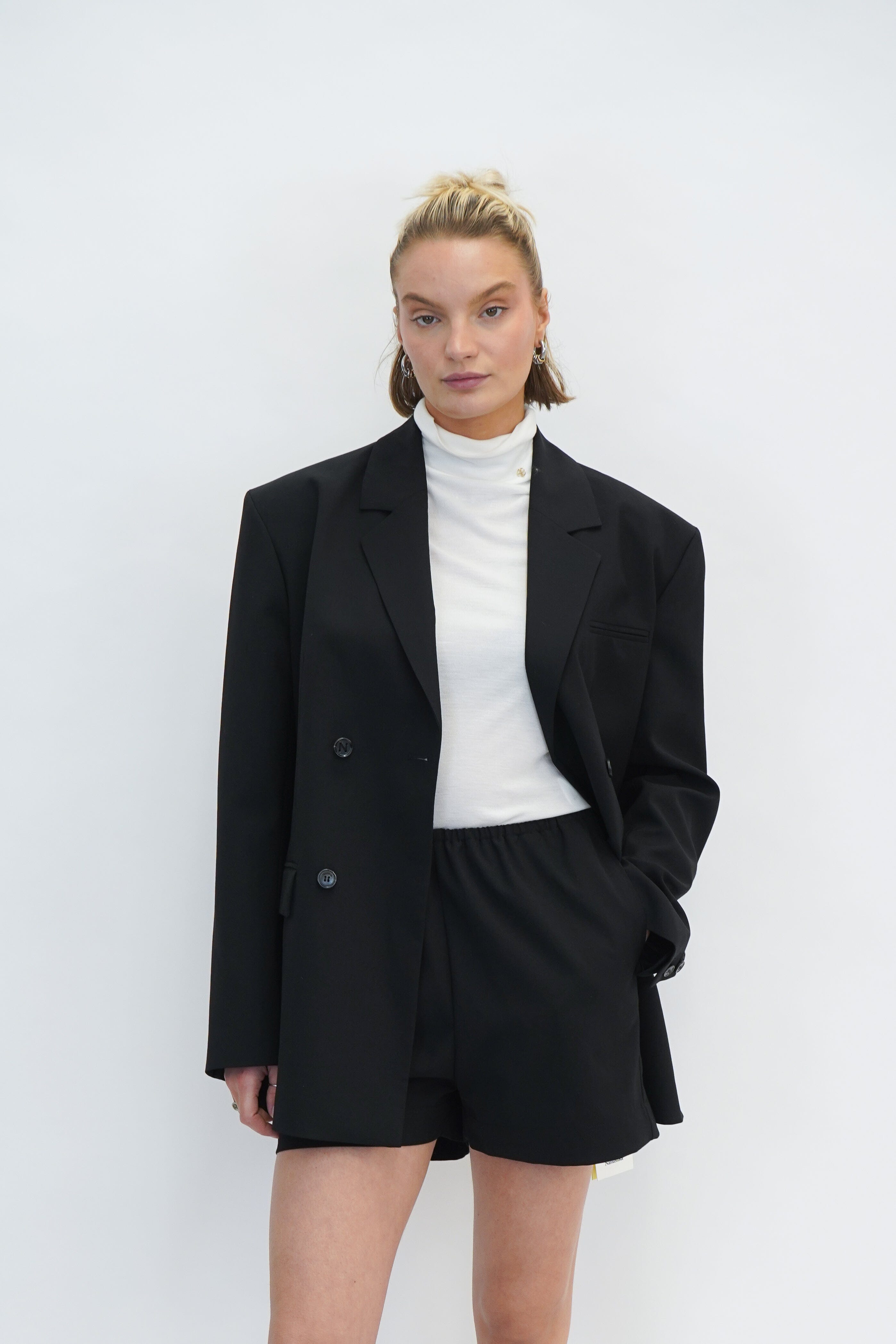DYLLA SHORT IN BLACK SHORT NANUSHKA