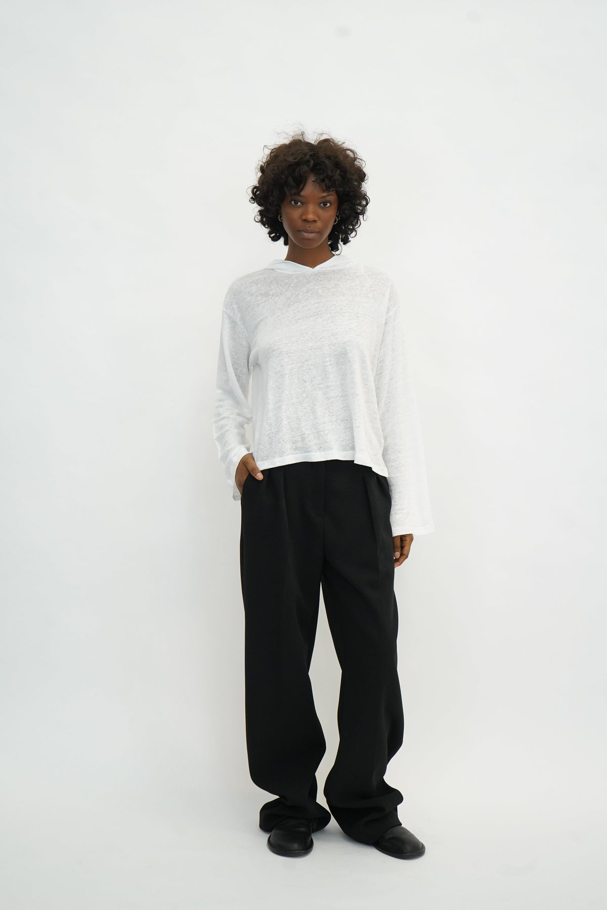 PALMA HOOD TEE IN WHITE HOODIE OVAL SQUARE