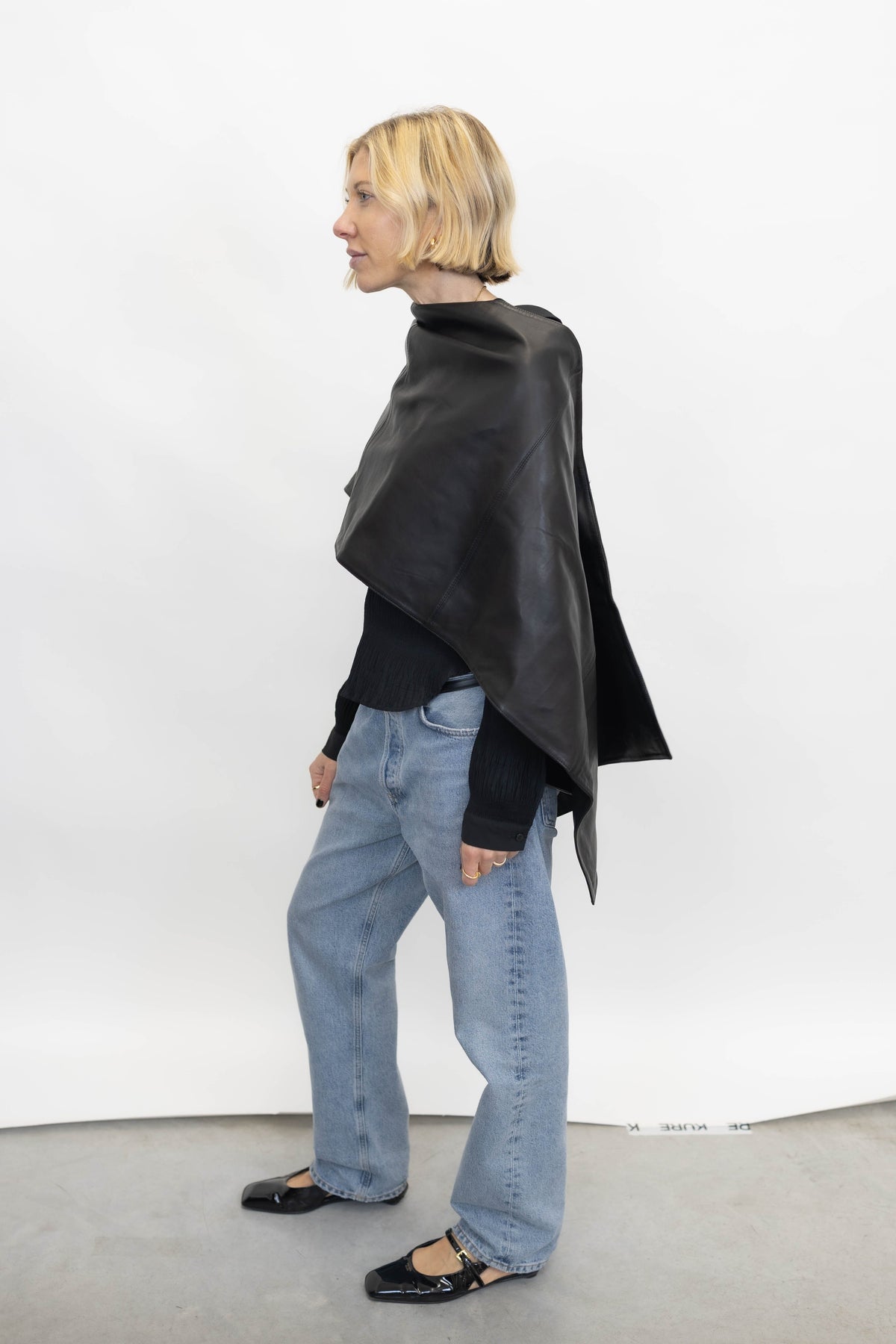 BIG LEATHER SCARF IN BLACK ACCESSORIES HERSKIND