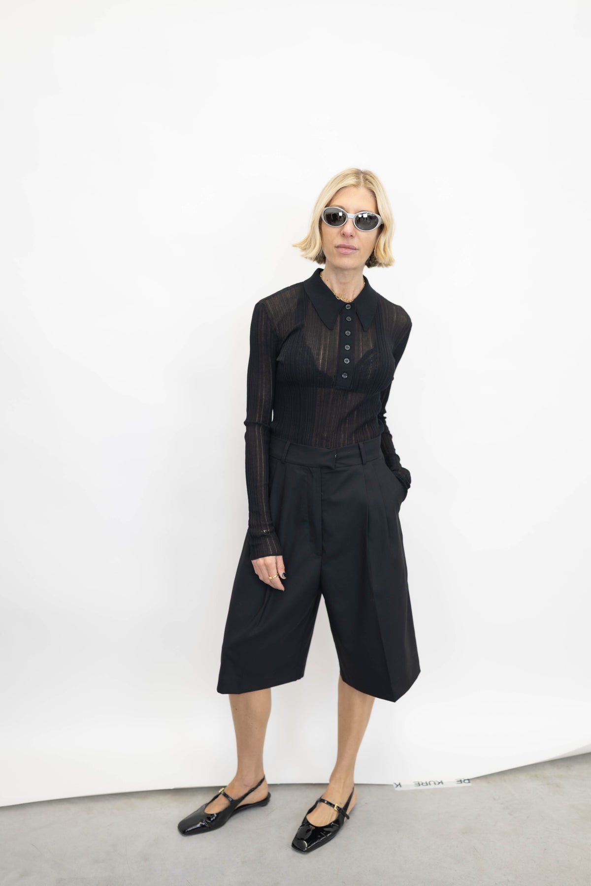 LONG SHORT IN BLACK SHORT STUDIO CUT