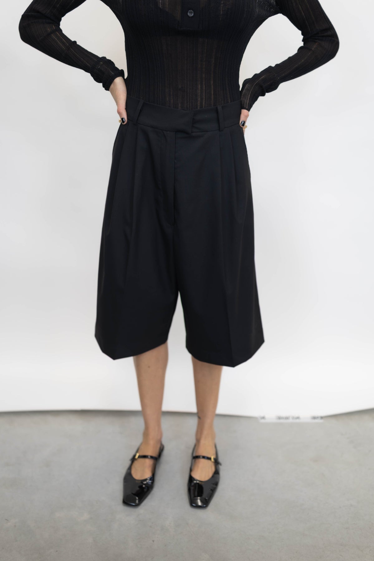LONG SHORT IN BLACK SHORT STUDIO CUT