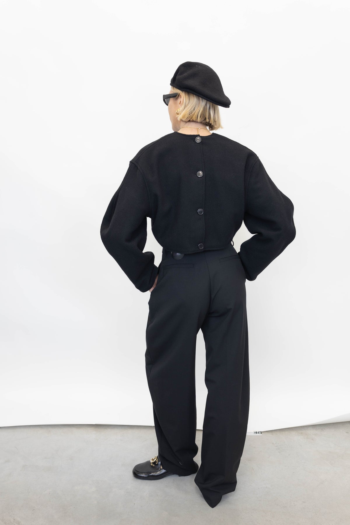 CROPPED WOOL BLEND TOP IN BLACK TOP STUDIO CUT