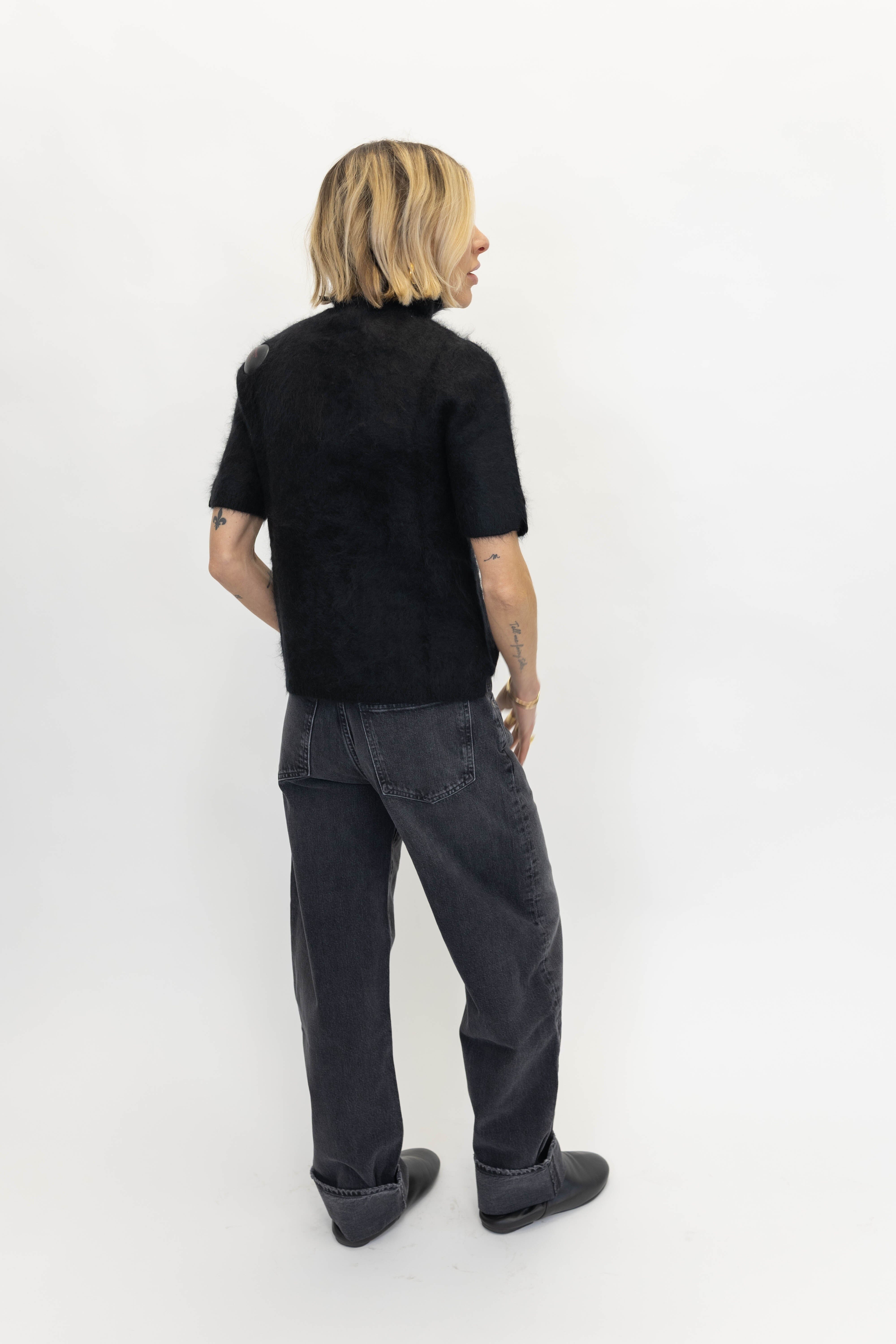 BRUSHED SHORT SLEEVE TURTLENECK IN BLACK KNIT SOFT GOAT