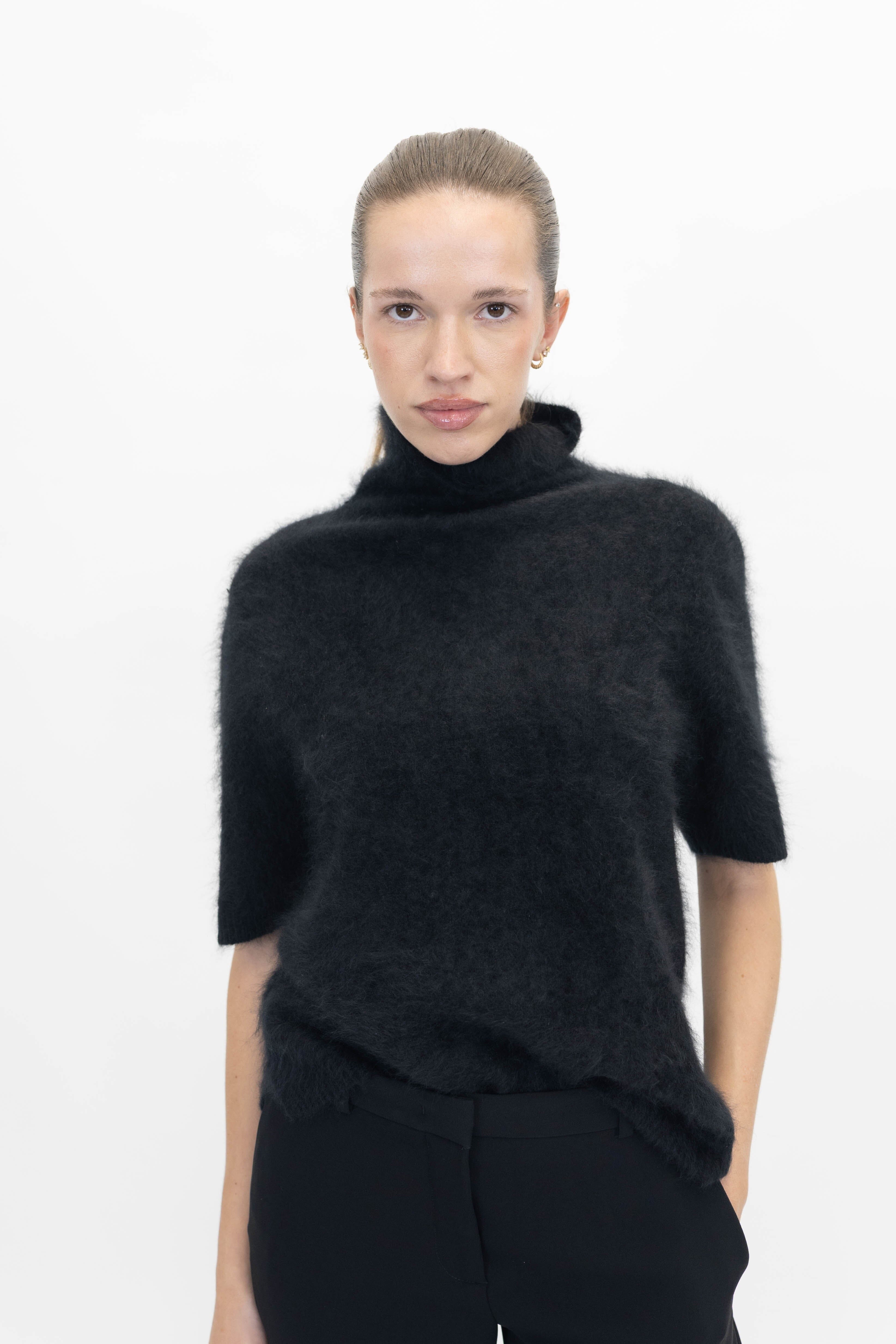 BRUSHED SHORT SLEEVE TURTLENECK IN BLACK KNIT SOFT GOAT