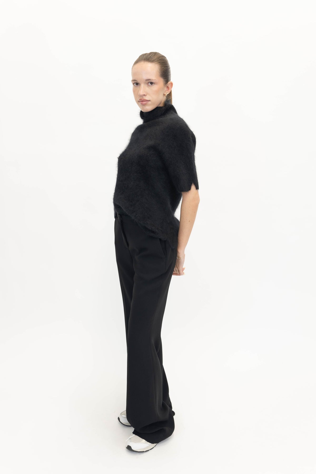 BRUSHED SHORT SLEEVE TURTLENECK IN BLACK KNIT SOFT GOAT