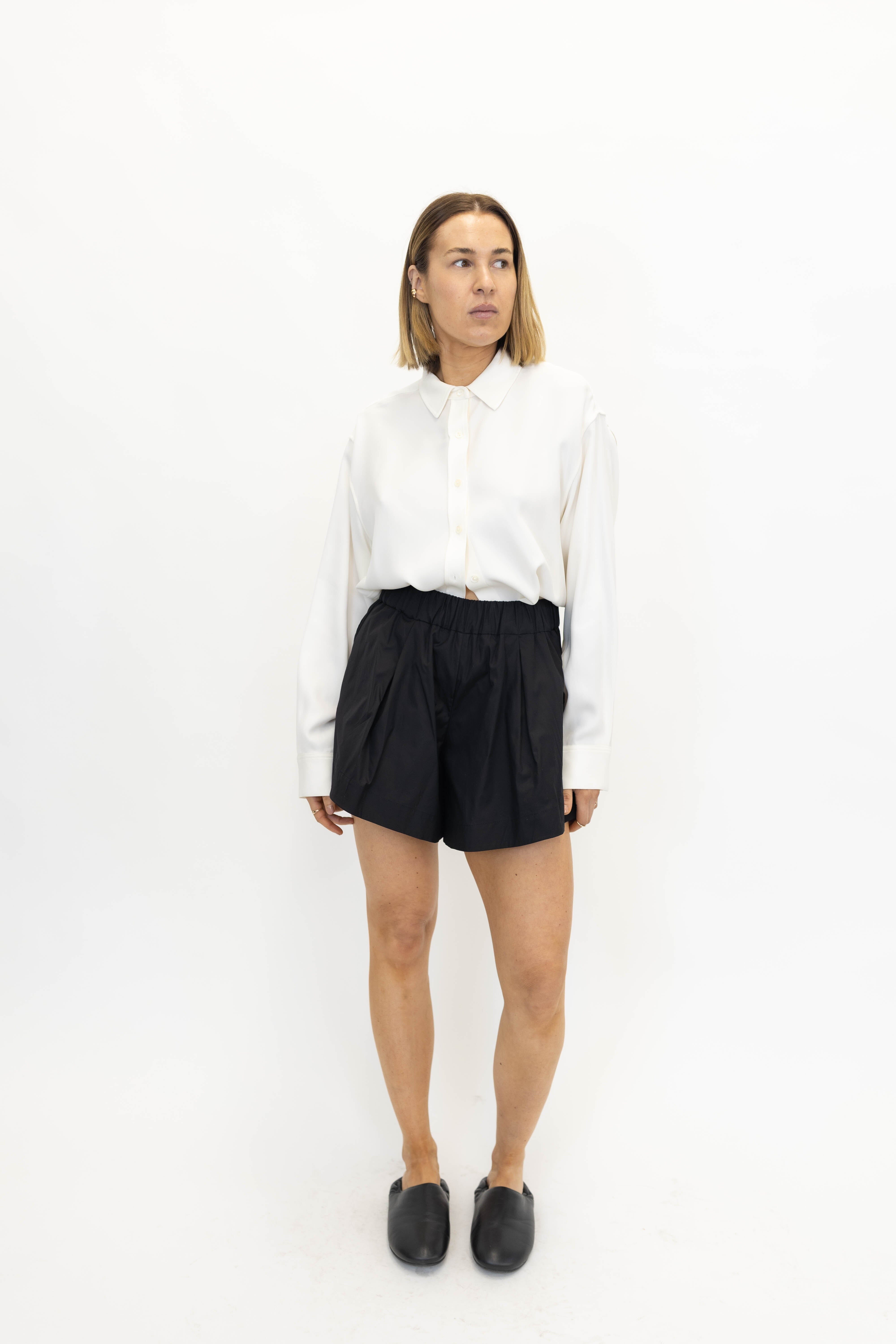 JOJO SHORTS IN BLACK SHORT STYLEIN