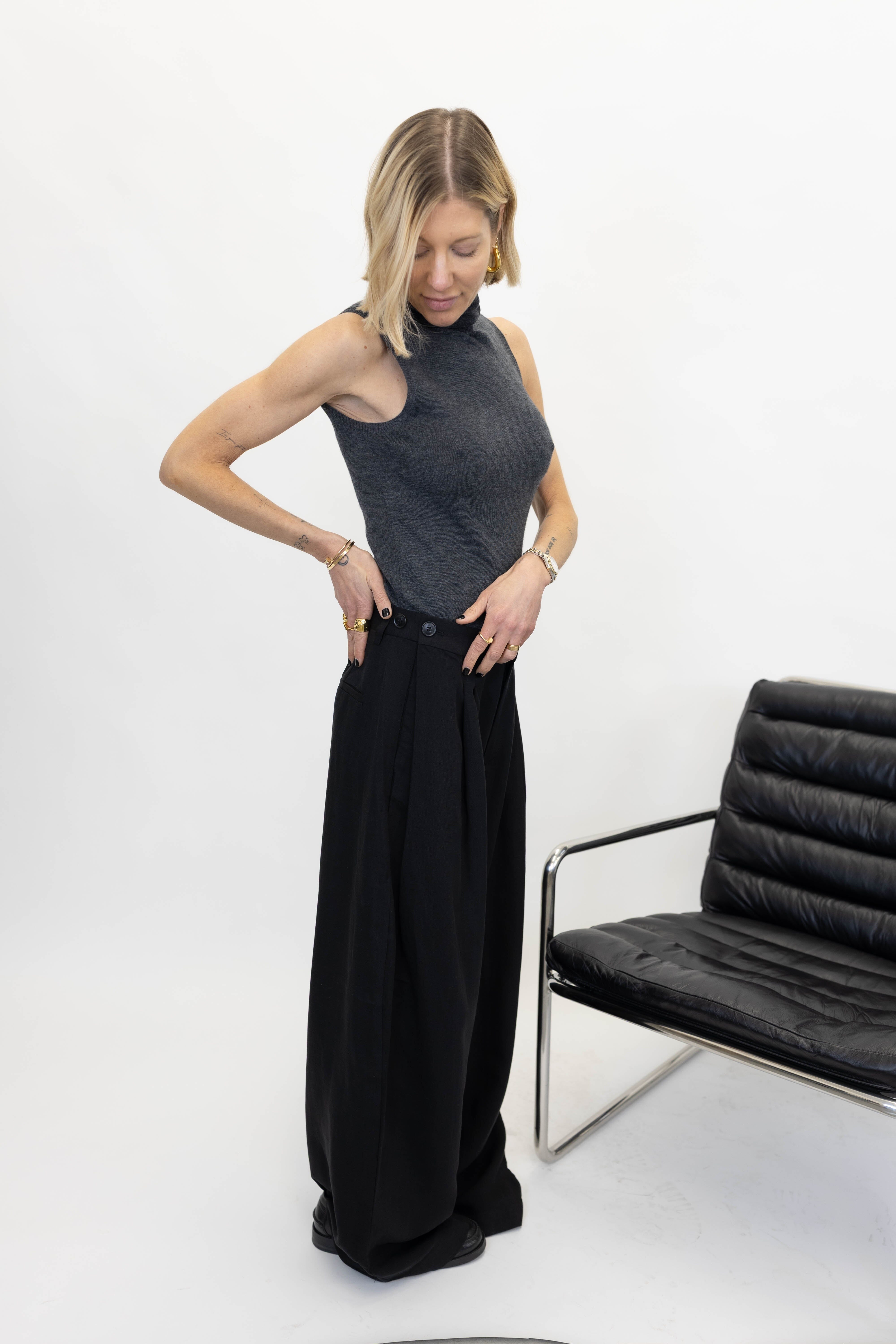 RIAVA MID WAIST PANTS IN BLACK PANTS GESTUZ