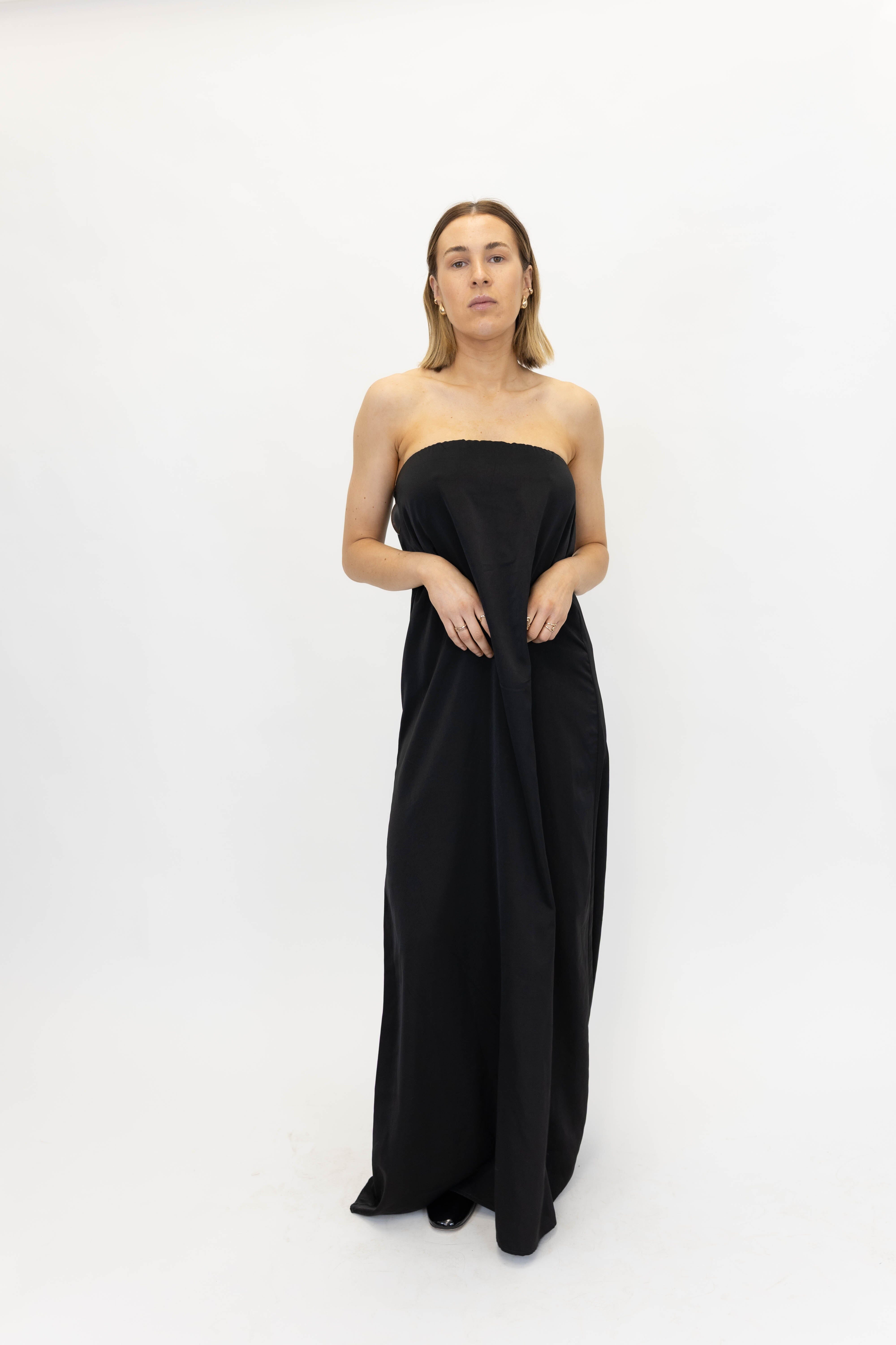 DION STRAPLESS MAXI DRESS DRESS .