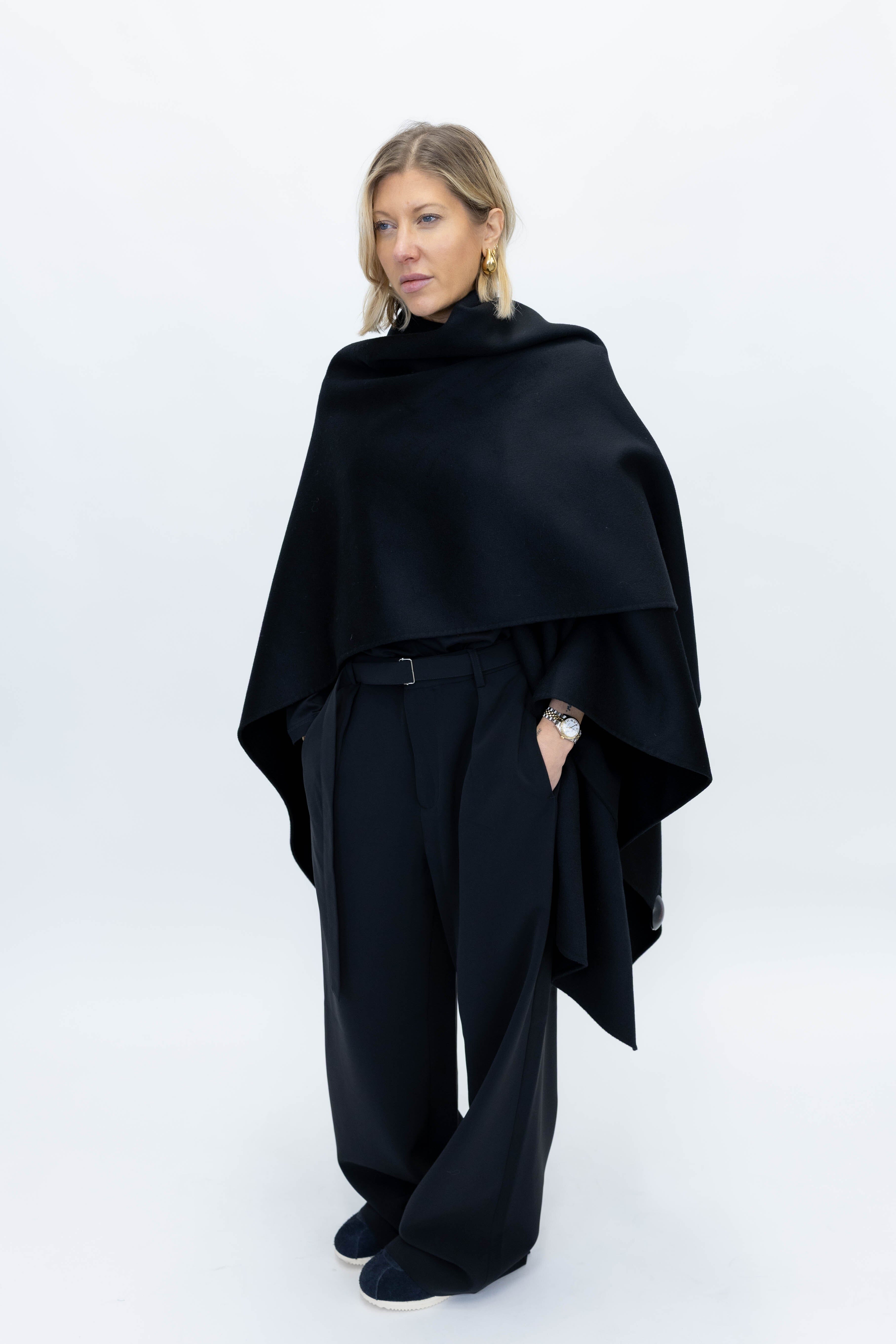DRAPED SCARF PONCHO IN BLACK SCARF ROHE