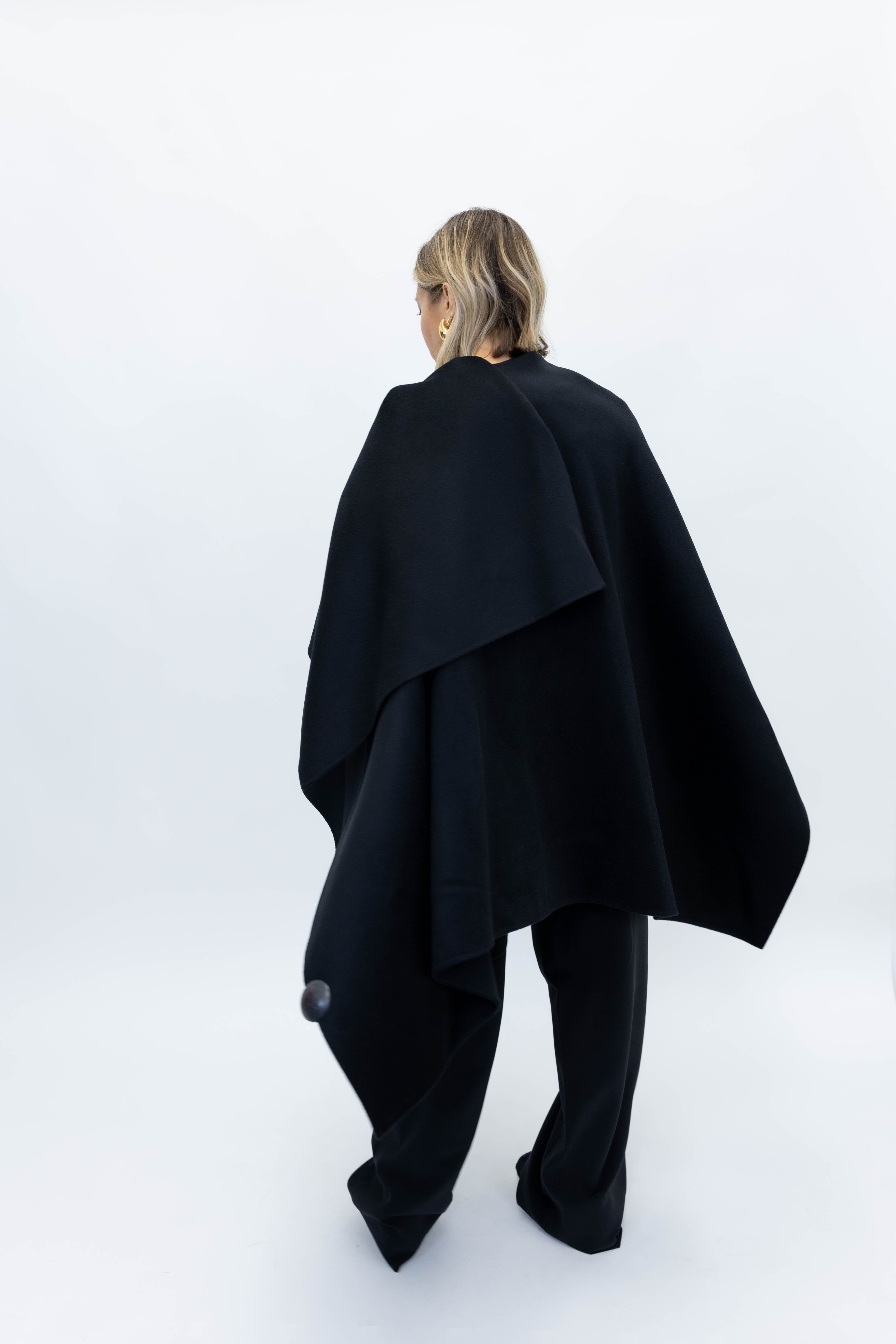 DRAPED SCARF PONCHO IN BLACK SCARF ROHE