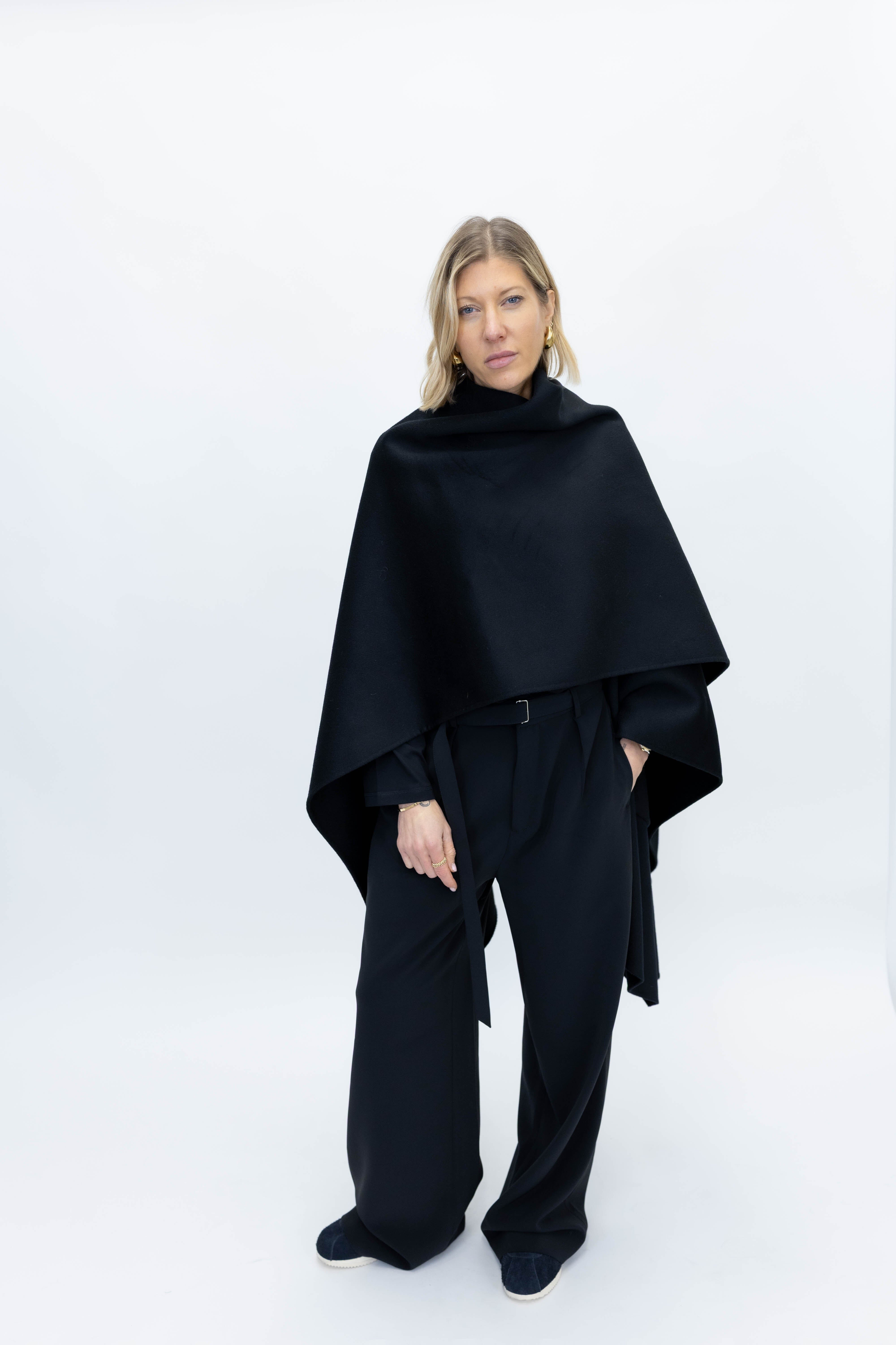 DRAPED SCARF PONCHO IN BLACK SCARF ROHE