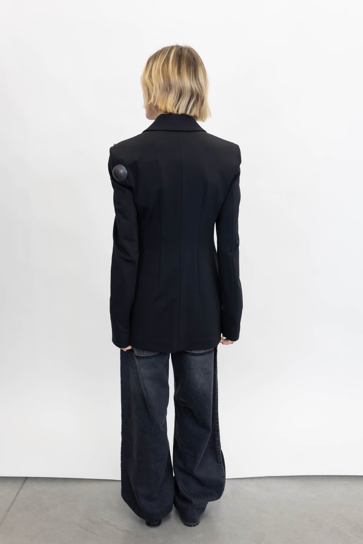 PALO BLAZER IN BLACK BLAZER .
