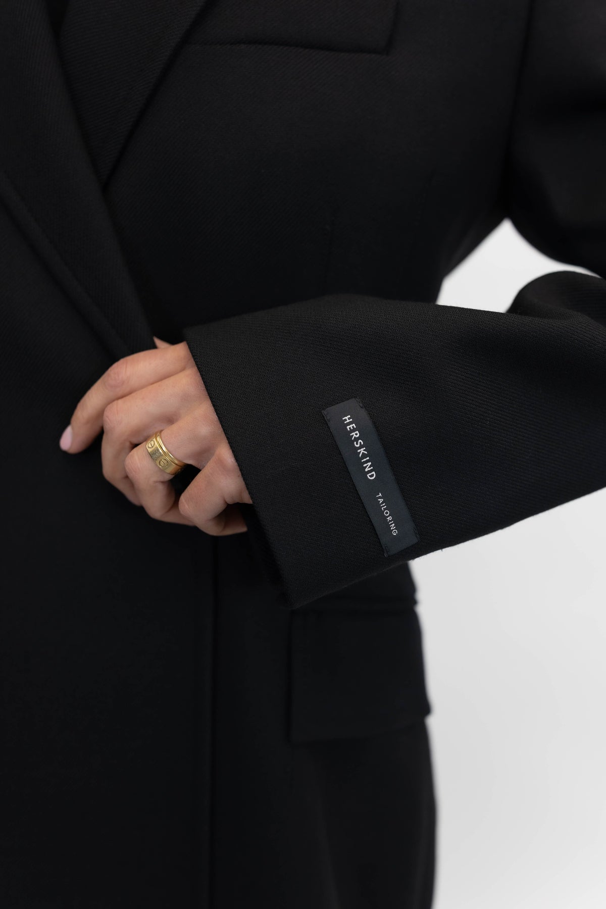 ULTRA DE LUXE FITTED COAT IN BLACK COAT HERSKIND