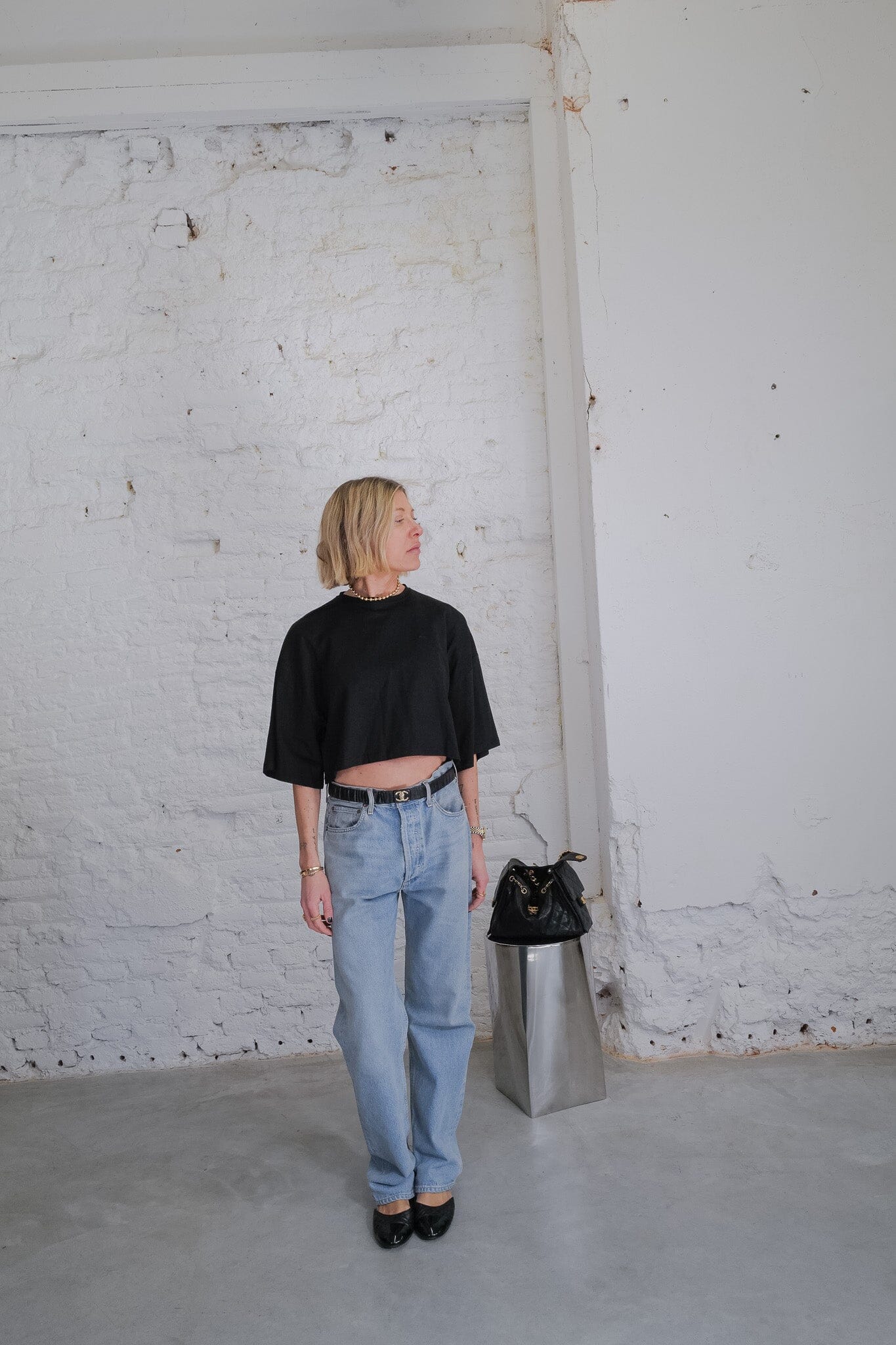TOBIAS CROPPED TEE IN BLACK TEE KURE