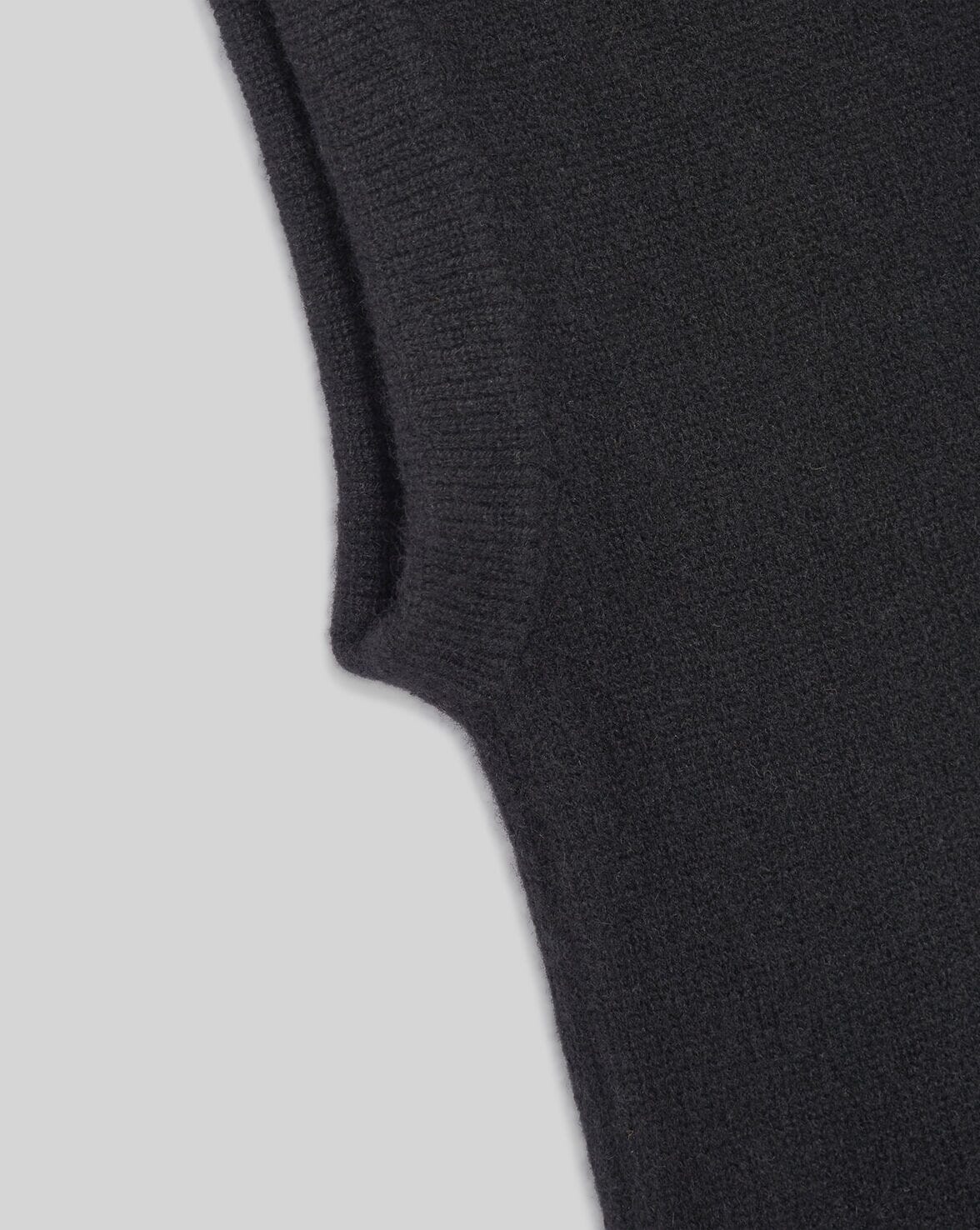 HOOD CAPE C SCARF IN BLACK SCARF IRO