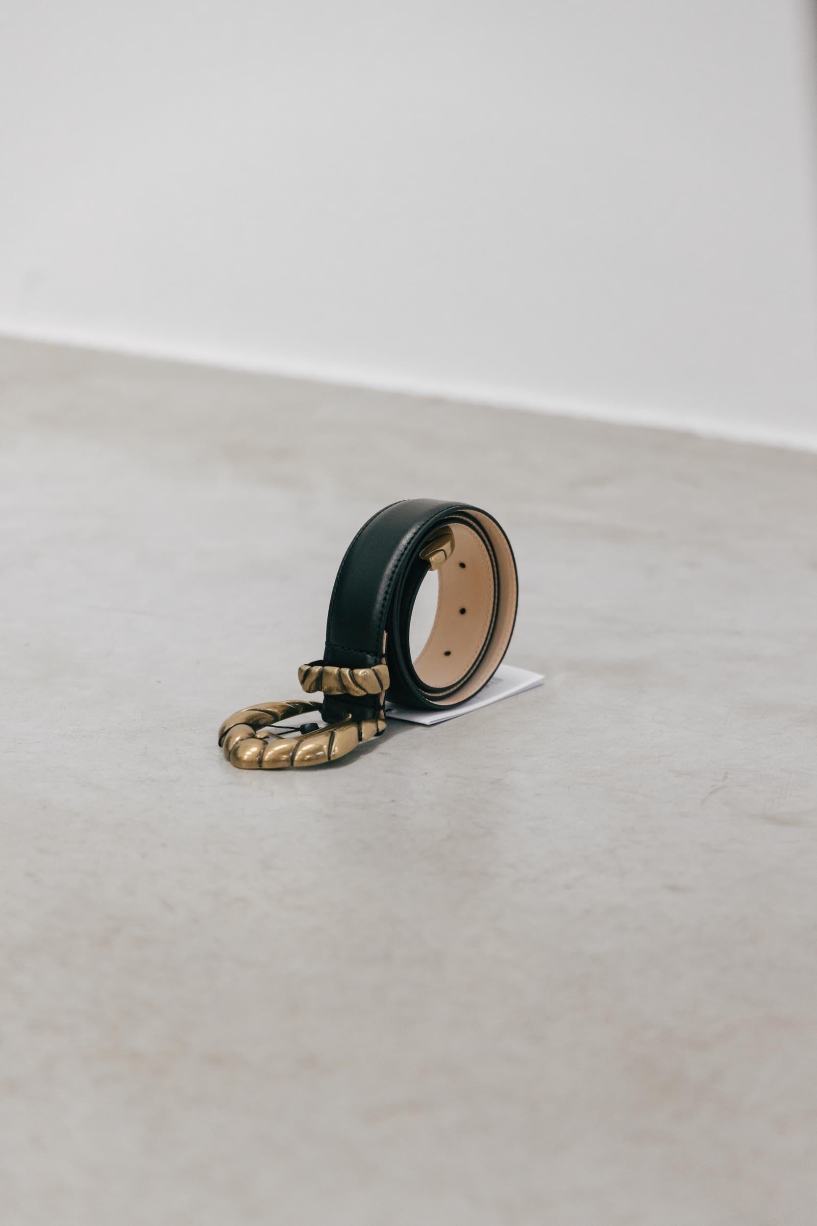 EMBELLA GOLD BUCKLE CLOSURE LEATHER BELT IN BLK BELT IRO