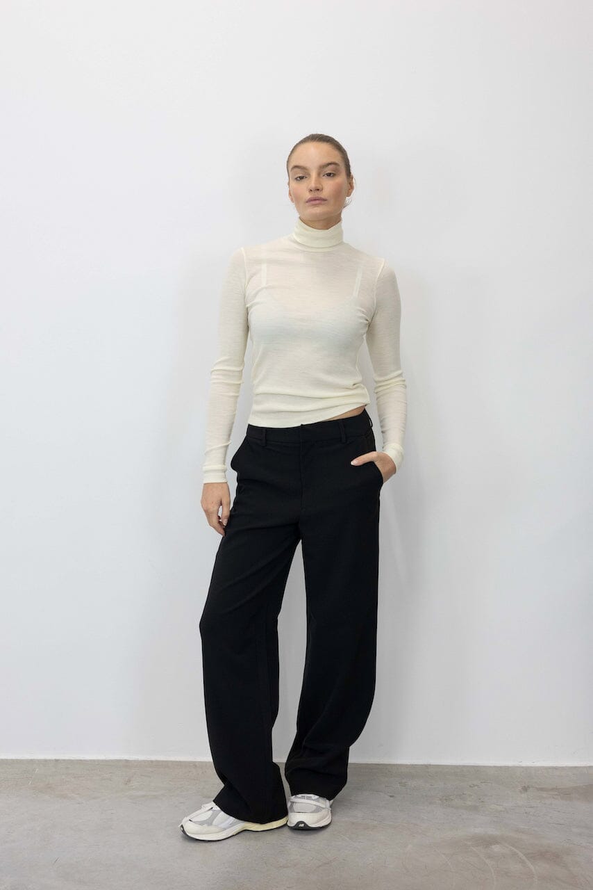 FINE MERINO TURTLENECK IN ECRU SWEATER ROHE 