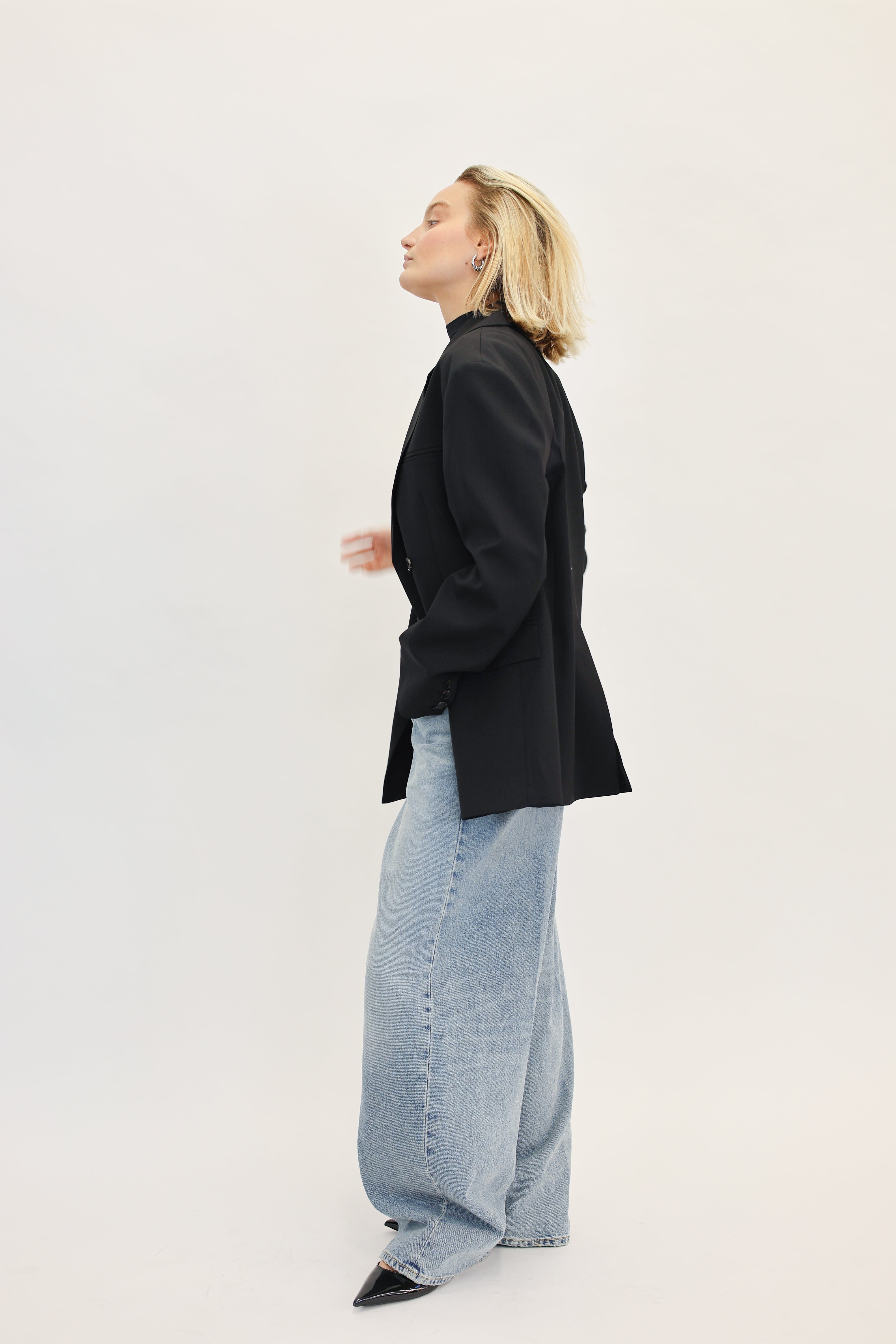 DIANTE BLAZER IN BLACK BLAZER NANUSHKA 