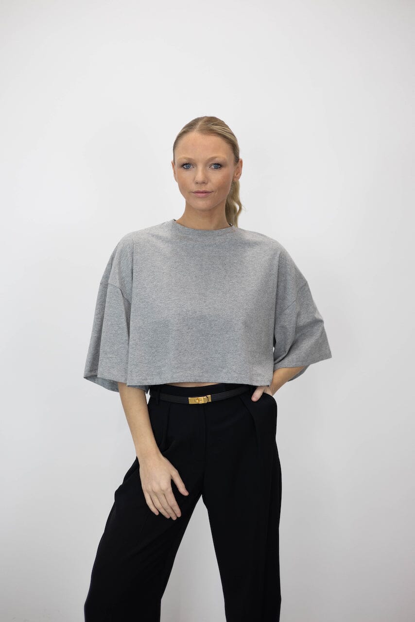 TOBIAS CROPPED TEE IN GREY TEE KURE 