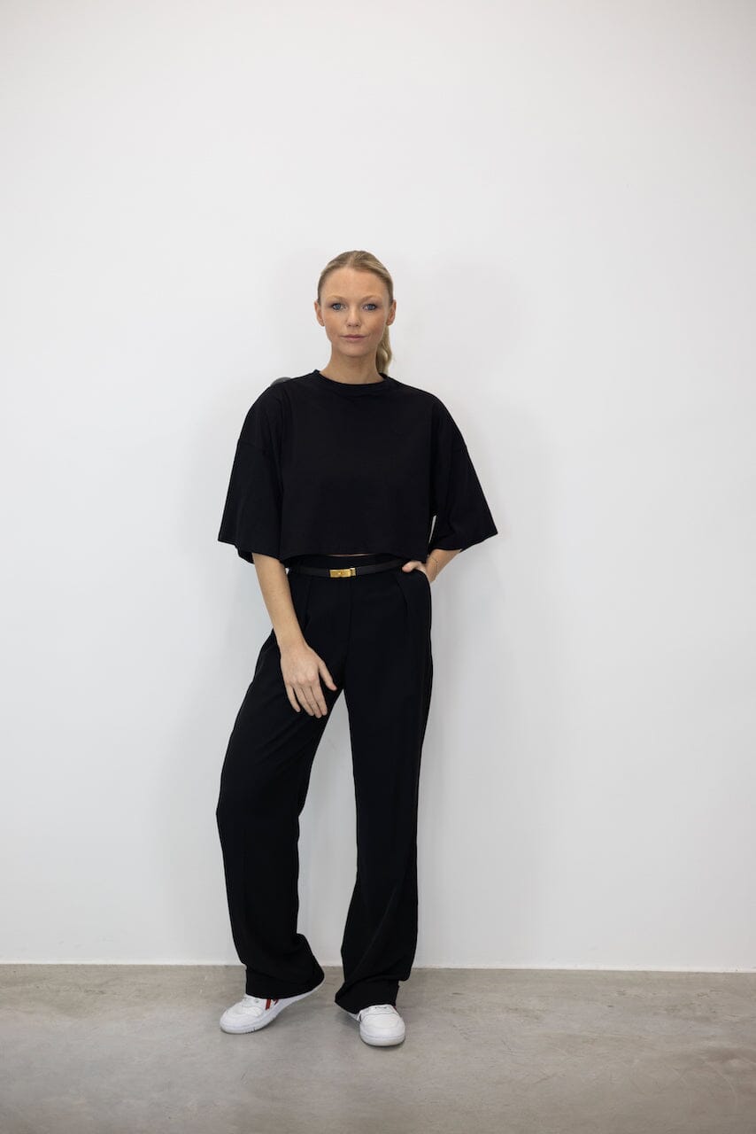 TOBIAS CROPPED TEE IN BLACK TEE KURE 