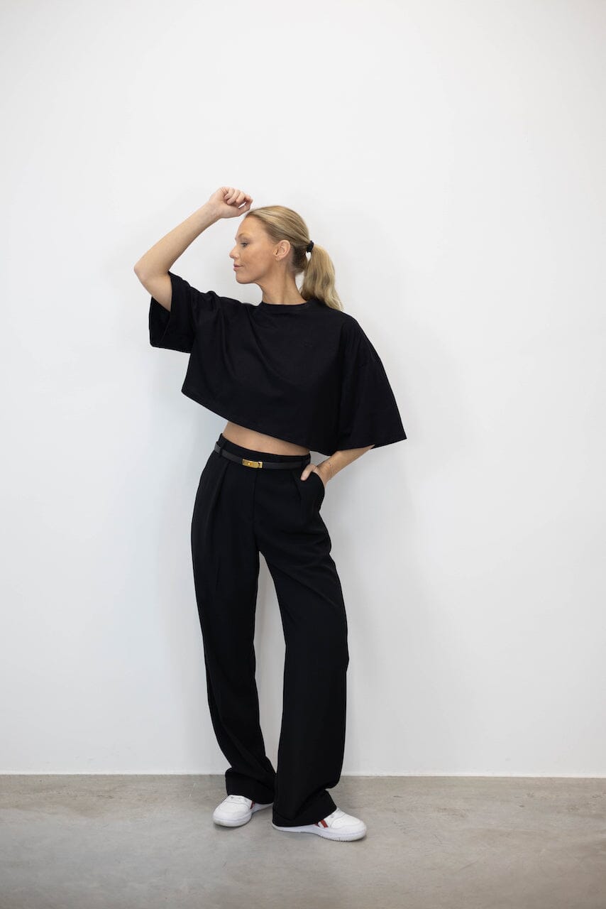 TOBIAS CROPPED TEE IN BLACK TEE KURE 