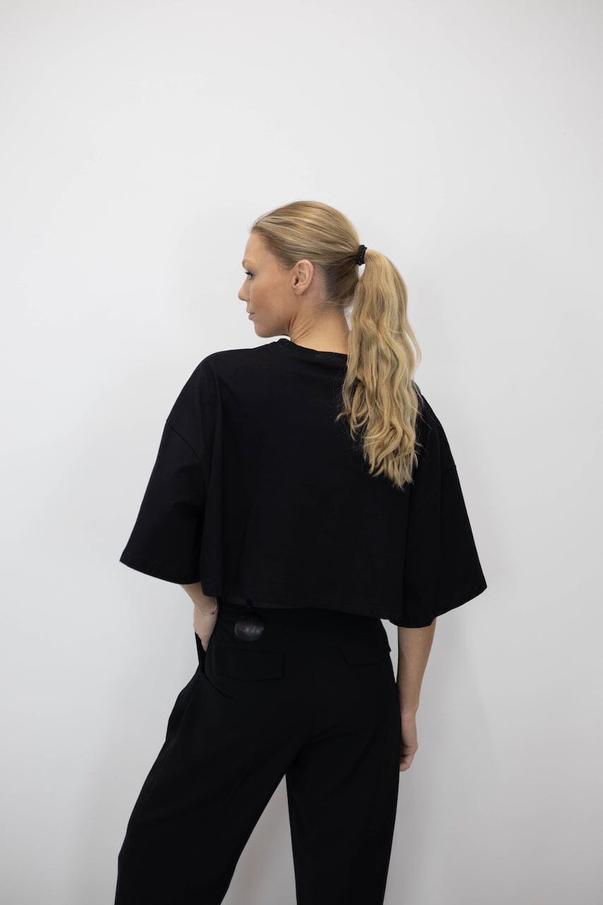 TOBIAS CROPPED TEE IN BLACK TEE KURE 