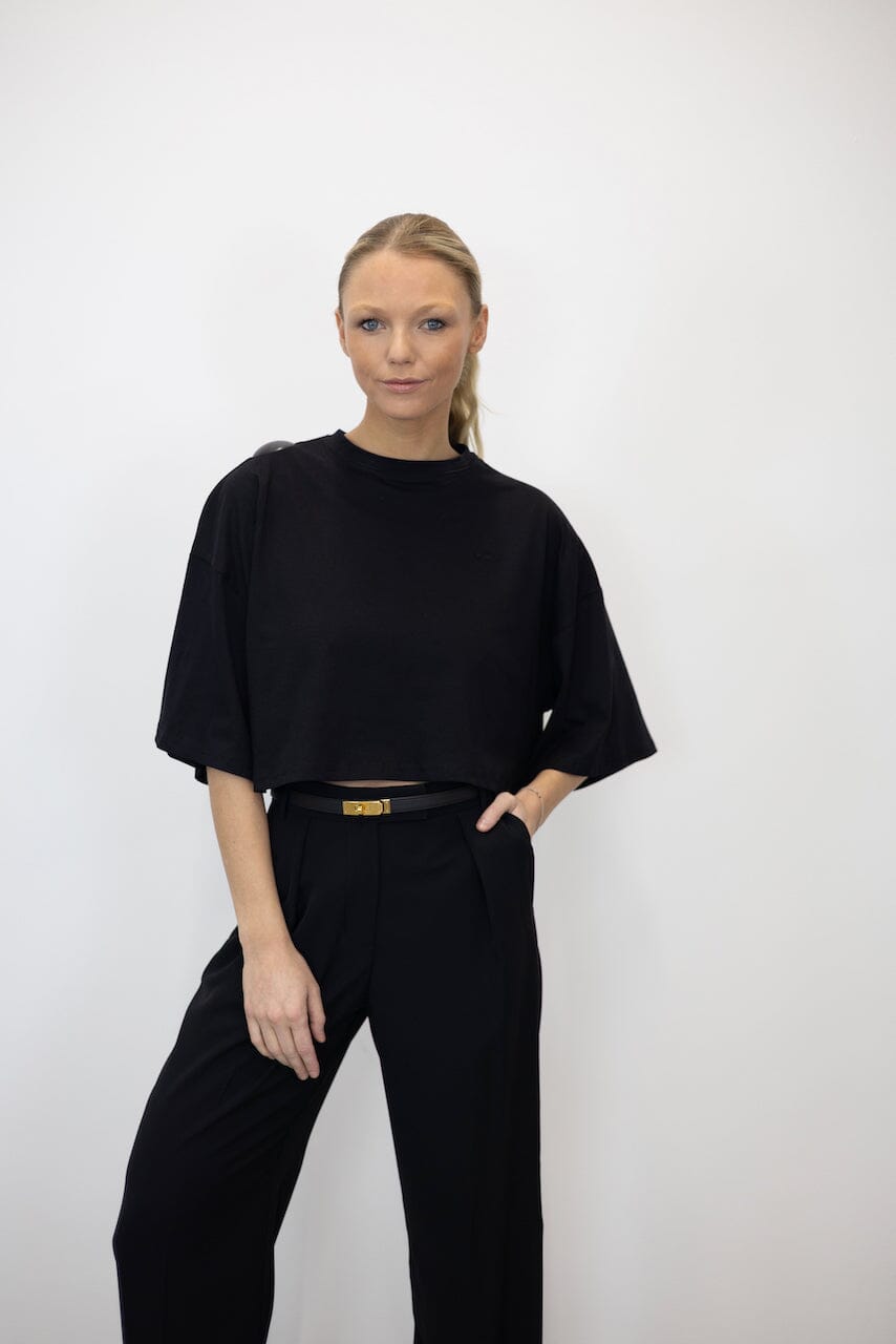 TOBIAS CROPPED TEE IN BLACK TEE KURE 