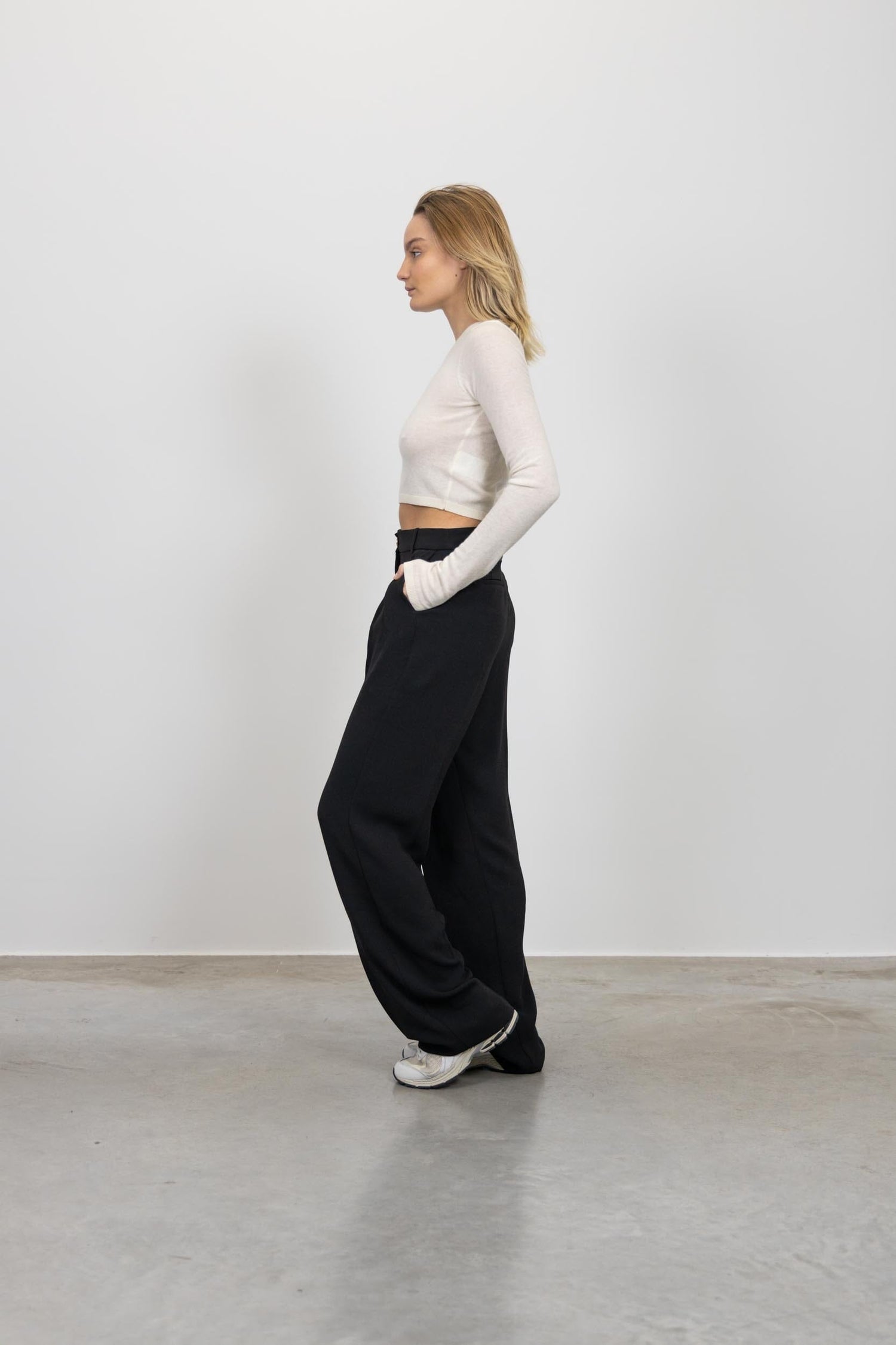 HAYLEE CROPKNIT IN IVORY SHIRT . 