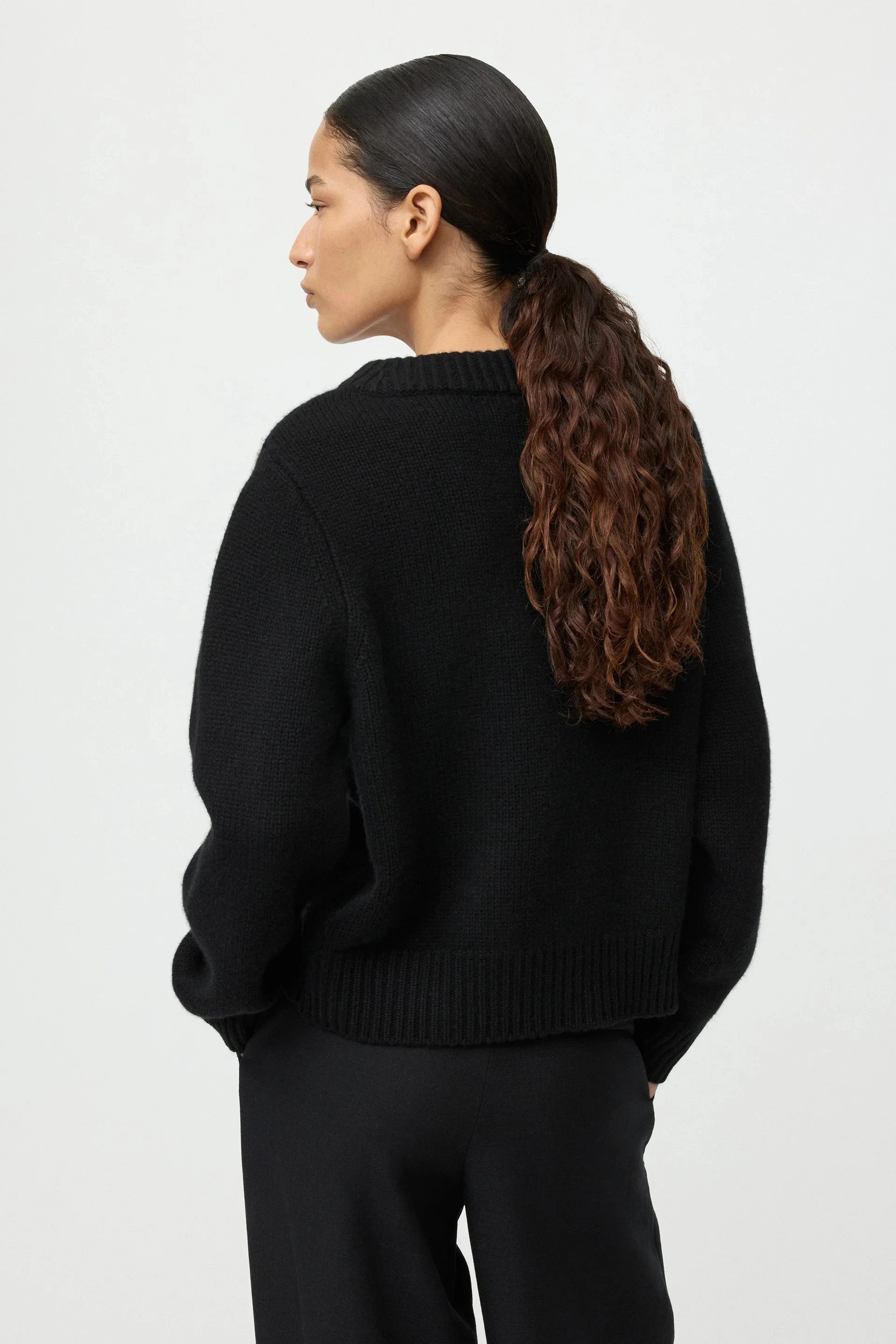 CHUNKY V-NECK KNIT IN BLACK KNIT SOFT GOAT 