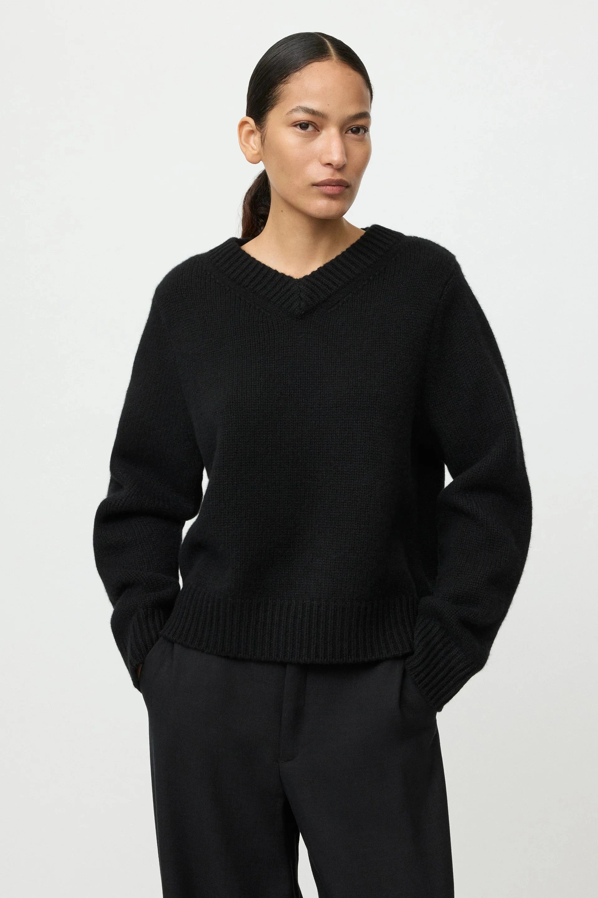 CHUNKY V-NECK KNIT IN BLACK KNIT SOFT GOAT 