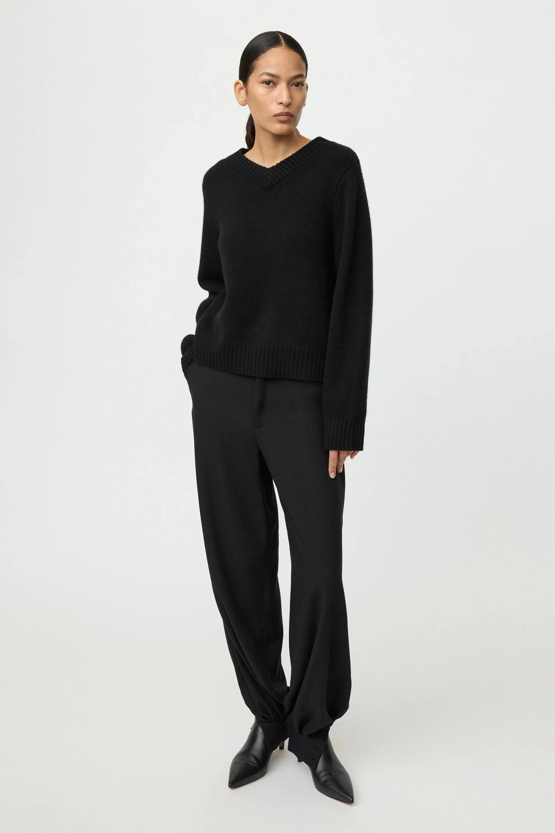 CHUNKY V-NECK KNIT IN BLACK KNIT SOFT GOAT 