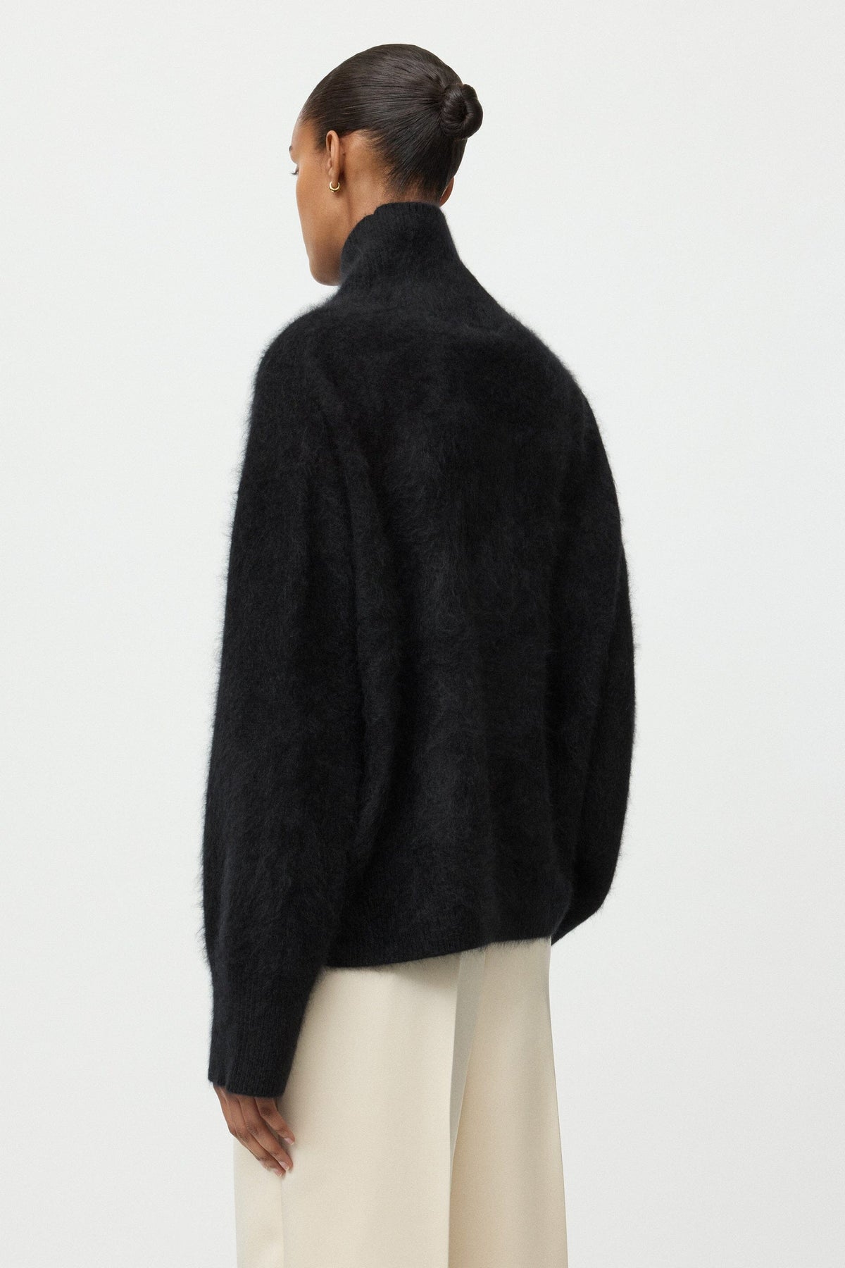 BRUSHED BOYFRIEND TURTLENECK IN BLACK KNIT SOFT GOAT 