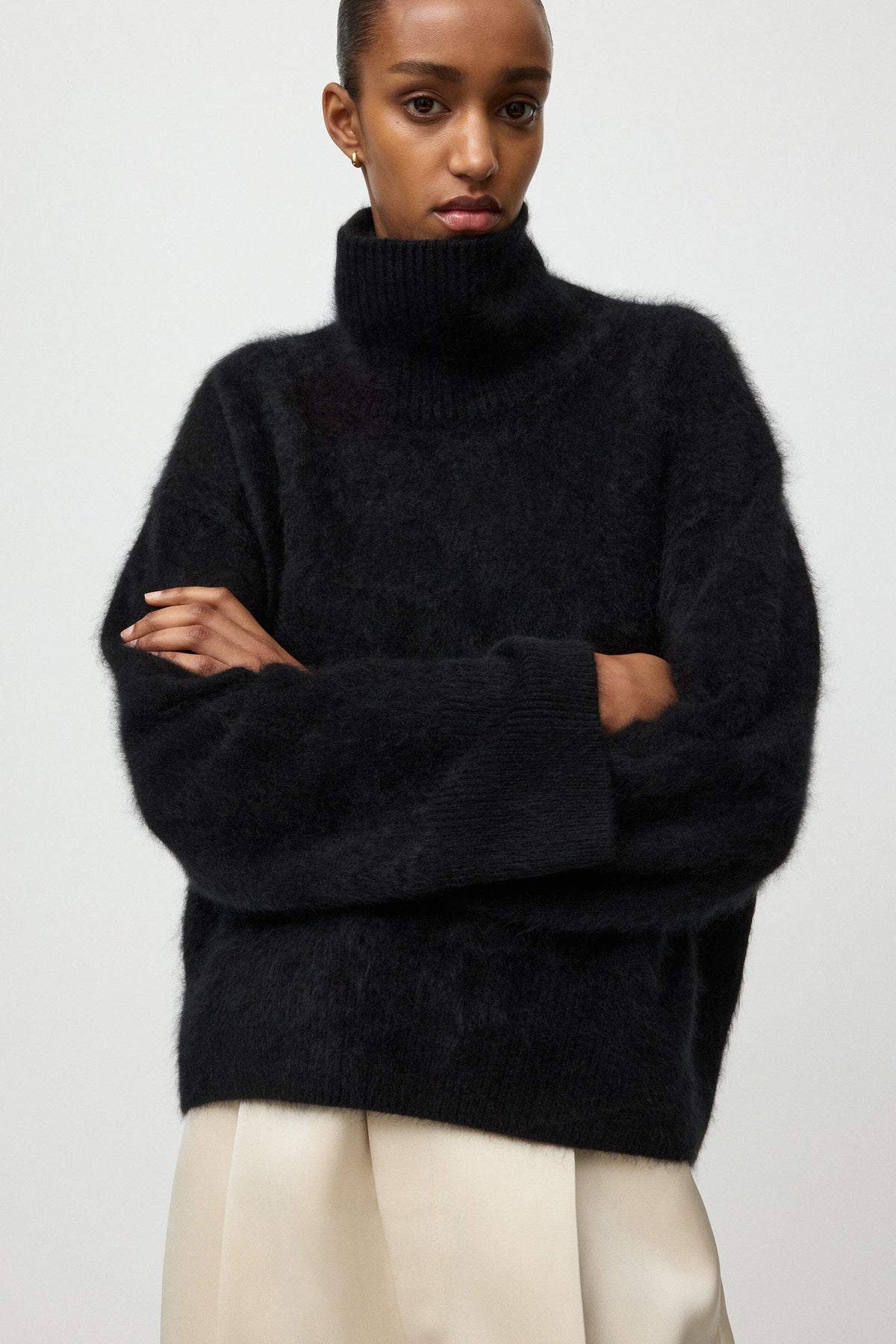 BRUSHED BOYFRIEND TURTLENECK IN BLACK KNIT SOFT GOAT 
