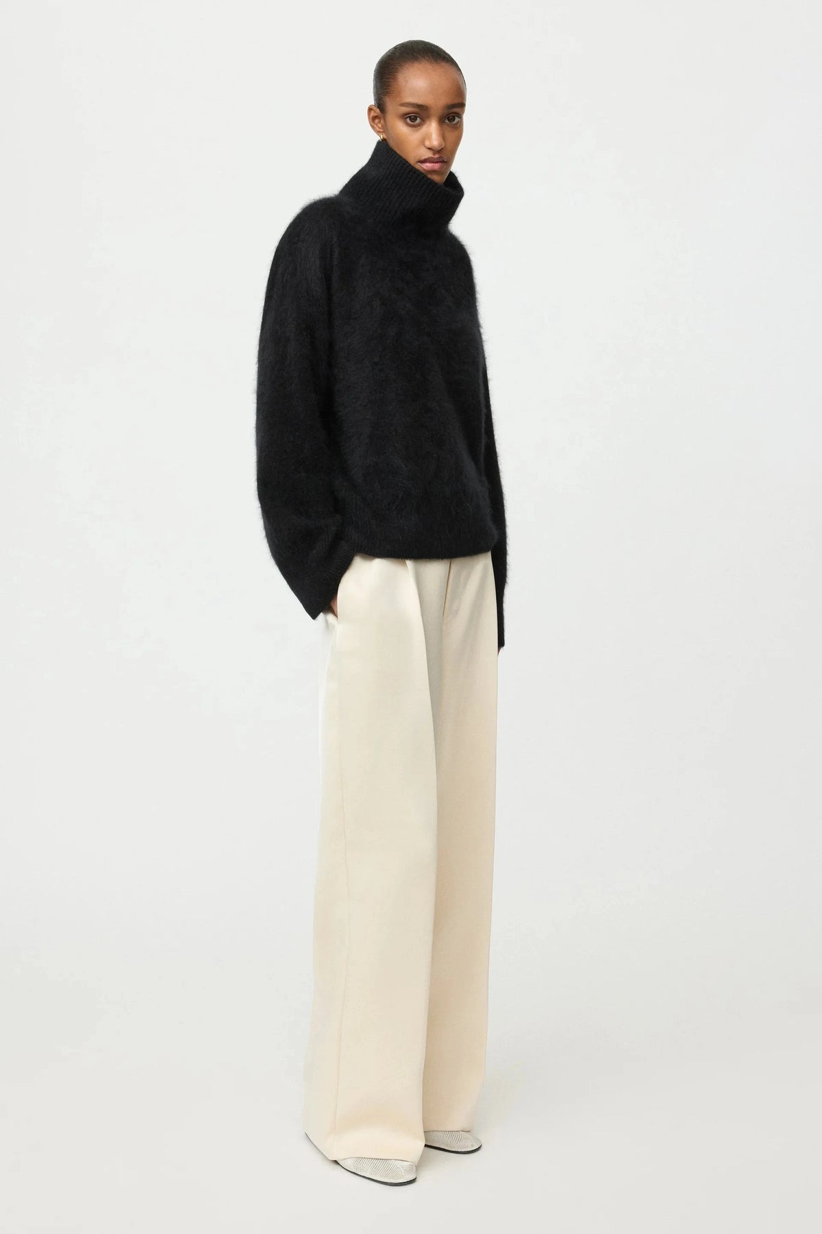 BRUSHED BOYFRIEND TURTLENECK IN BLACK KNIT SOFT GOAT 