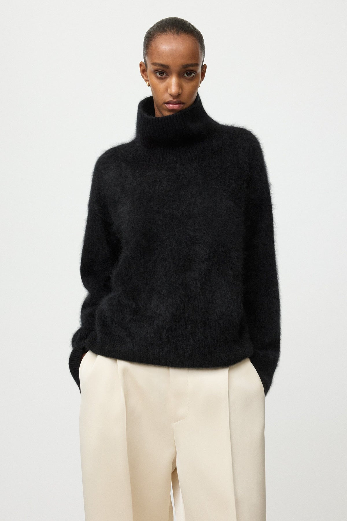 BRUSHED BOYFRIEND TURTLENECK IN BLACK KNIT SOFT GOAT 