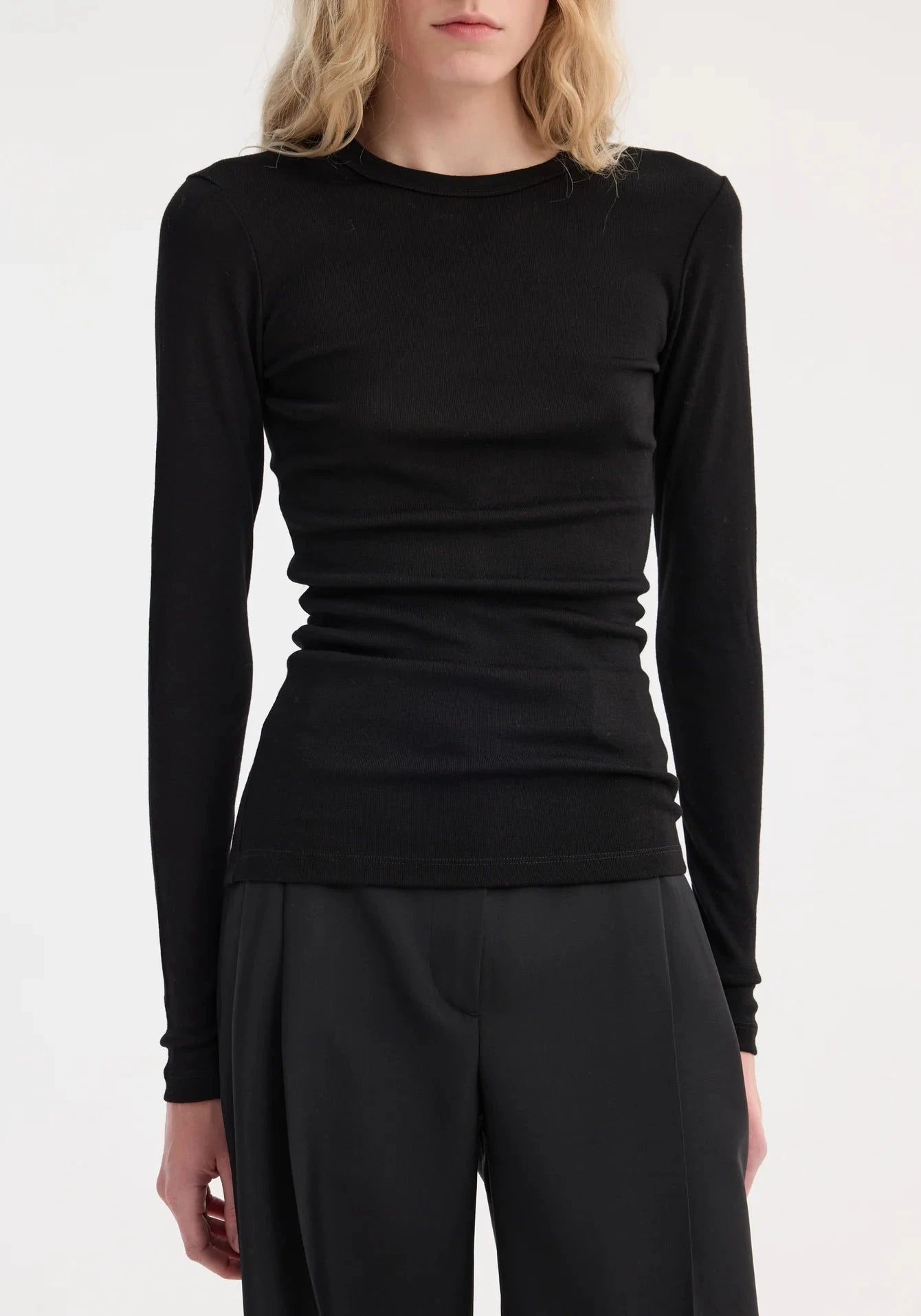 THE LONGSLEEVES HEMP LAYERING TOP IN BLACK TOP ROHE 